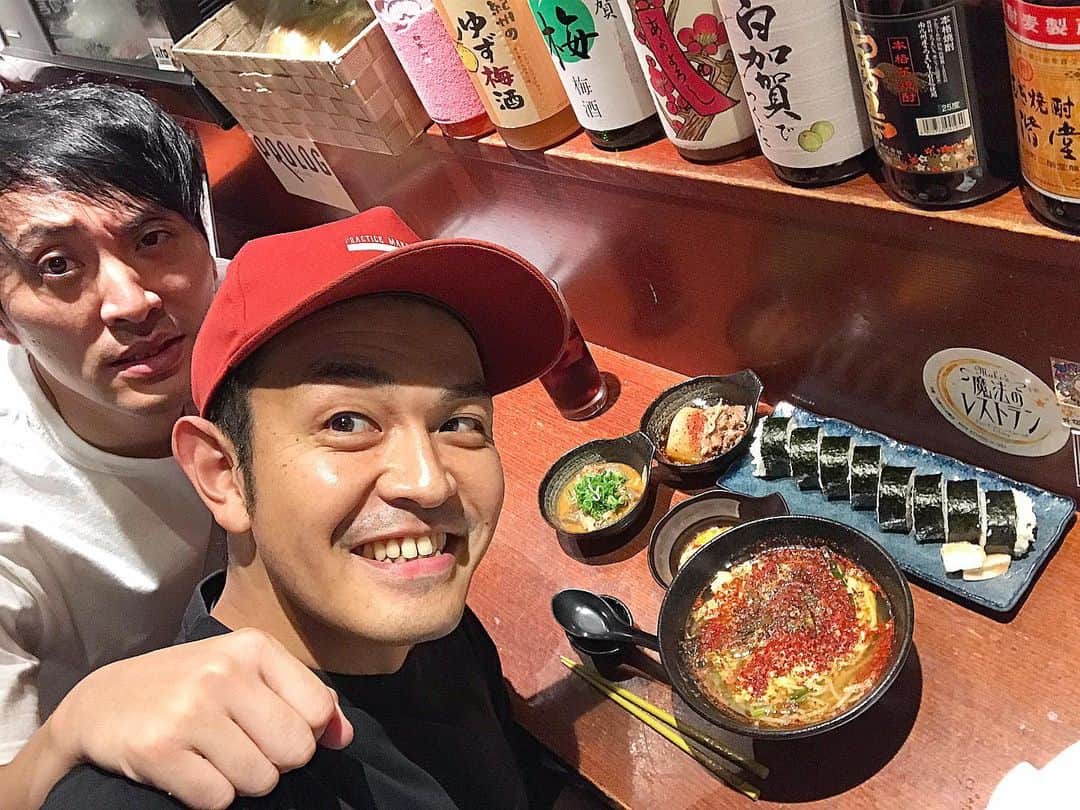 のインスタグラム：「フルスイングビンタダイエット終了！ ダイエット明けの一発目のごちそうは大好きなお店で！大好きな先輩もいて最高のゴールになりました！ #てげてげ#爆ノ介 さん 最高の解禁メシごちそうさまでした！ てげてげ最強。 70kgから走って、走って、メシ抜いて、走って、1か月で最終日64.3kgまでいきました。 ゆずる兄さん曰く「痩せたらちょっとはモテるんちゃうか」とのことだったんですが、周りの芸人からは「身体どっか悪くしたおじいちゃん」と言われる始末です。 #あれ#話とちゃうぞ とにかく目標の65kgは達成したのでめでたしめでたしです！ そして、先日の爆さんプロデュースのGOちゃ混ゼもめちゃくちゃ楽しかったです！ 次は爆裂キワメキLive！こちらも毎回おもろいライブです！絶対来てください！ #爆裂#キワメキlive 6/10のヒガチキ渋谷ももうすぐ！ 置きチケ受付中！！ そして明日は名古屋で前略西東さんの公開収録！楽しみです！ よろしくお願いします！」