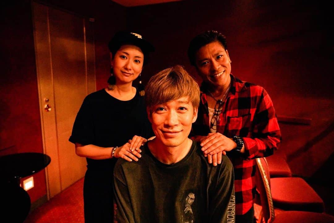 DJ U-ICHIのインスタグラム：「先日の家族写真。 feat. @microman_sunrise  見に来てくれてありがとう！ . . なんだこのフォーメーション。 . . . #DISCOTHEQUE #family #HOMEMADE家族 #西遊記 _________________________________ #dj #djlife #djstyle #numarkdj  #tokyocameraclub  #streetphotography #sonya7riii  #portraitvision #portraitfestival  #portraitpage #portraitmood #moodyportraits #ourportraitsdays #lifeportraits _________________________________」