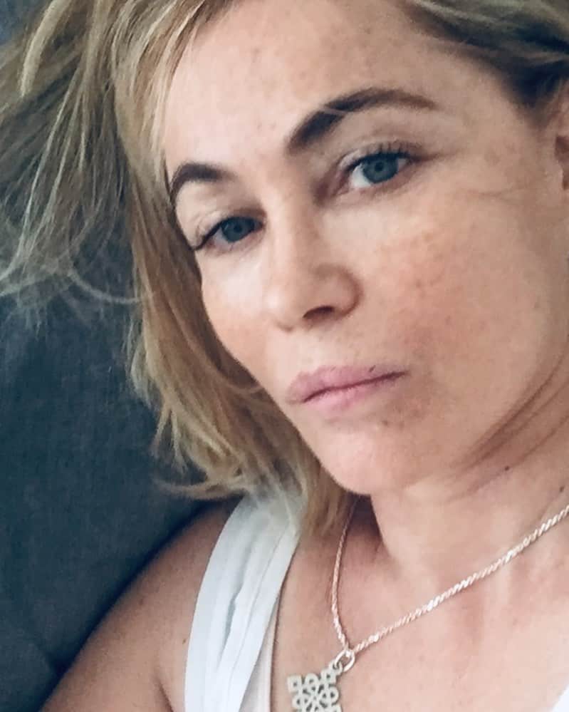 エマニュエル・ベアールのインスタグラム：「#haveabeautifulweekend 💋☀️」