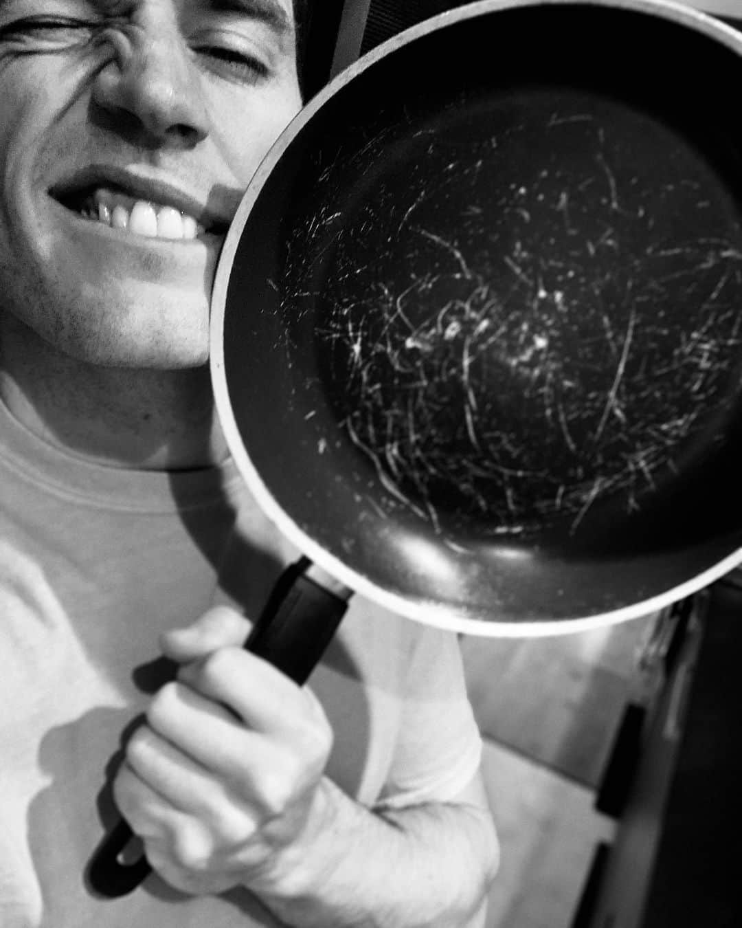 サム・クラフリンのインスタグラム：「Its Fry day!」