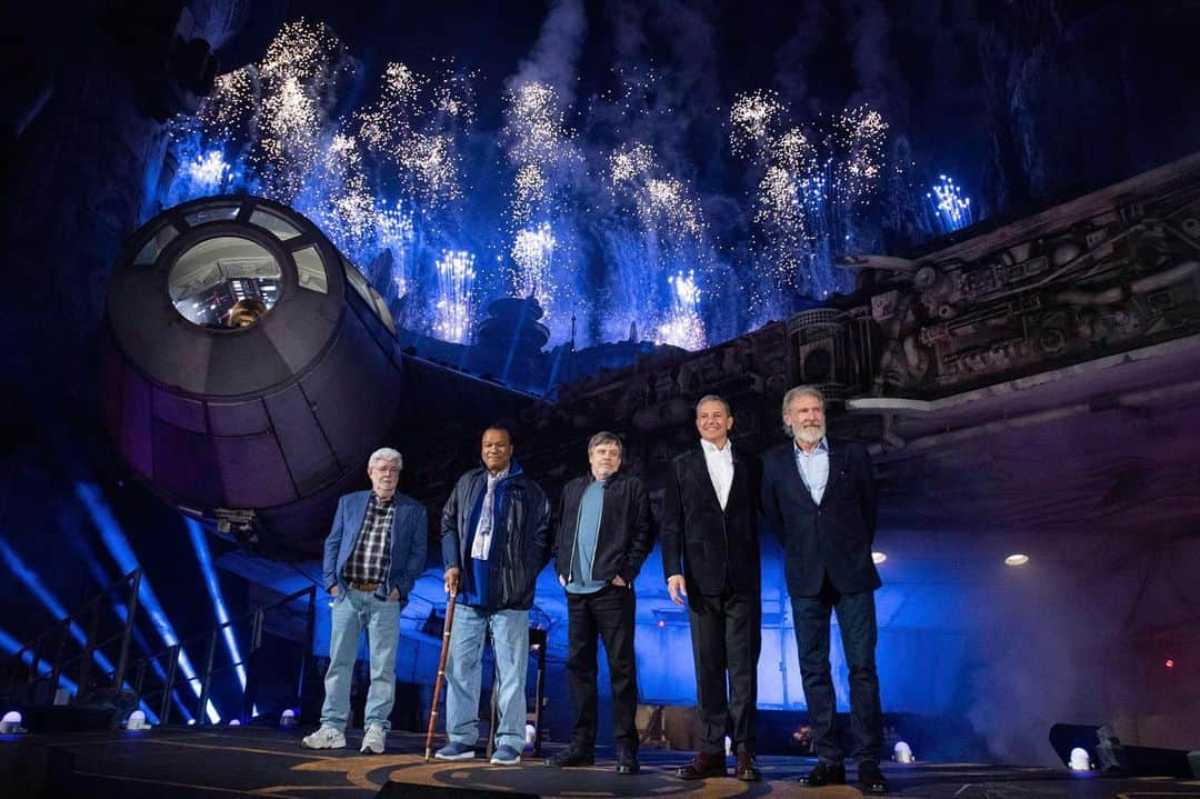 Disneyさんのインスタグラム写真 - (DisneyInstagram)「A day for the galactic history books! George Lucas, Billy Dee Williams, @hamillhimself, Bob Iger, and Harrison Ford celebrate @starwars: Galaxy's Edge, opening tomorrow at @disneyland Resort.  Reservations and valid theme park admission required to visit Star Wars: Galaxy’s Edge between May 31 and June 23, 2019. Beginning June 24, No Reservations Required. Subject to Capacity.」6月1日 3時51分 - disney