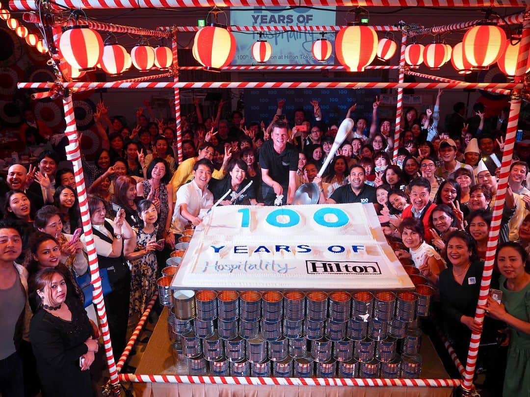 ヒルトン東京ベイ Hilton Tokyo Bayさんのインスタグラム写真 - (ヒルトン東京ベイ Hilton Tokyo BayInstagram)「ヒルトン創業100周年の当日、チームメンバーパーティーが開かれました🥳🎊 この日のために用意された特別ケーキの大きさに圧倒されました😳🎂ケーキカットでは大きな歓声と拍手が👏 100年という大きな節目に立ち会えたことを、ヒルトン東京ベイの全チームメンバーが誇りに思っています☺️ . #ヒルトン東京ベイ #東京ディズニーリゾート #舞浜 #チーム #ホテル #100周年 #100周年記念 #ヒルトン #ヒルトンセレブレーション100 #ホテルマン #hilton100 #hilton #tokyodisneyresort #maihama #hiltontokyobay #Hilton100anniversary #wearehilton  #100th #100thanniversary #anniversary #celebrate #diversity #diversityandinclusion #gptw #greatplacetowork」6月1日 14時48分 - hiltontokyobay