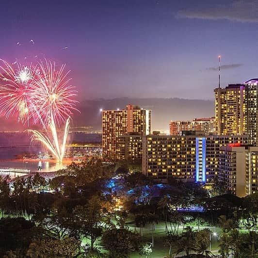 Trump Waikikiさんのインスタグラム写真 - (Trump WaikikiInstagram)「It’s a Friday evening affair with fireworks for either #pauhana cocktails, Happy Hour and dinner at Wai‘olu Ocean Cuisine. #trumpwaikiki #neversettle #seafoodrestaurantwaikiki #sushi #sushibarwaikiki  Photo credit: @andrea_forlaniphotojournalist @federicabrunini  ワイオル・オーシャン・キュイジーヌから金曜日の花火が楽しめます。  画像提供：@andrea_forlaniphotojournalist @federicabrunini  #ワイオルオーシャンキュジーヌ #トランプワイキキ #5つ星ホテル #ラグジュアリーホテル #金曜日の花火 #ハッピーアワー」6月1日 14時49分 - trumpwaikiki