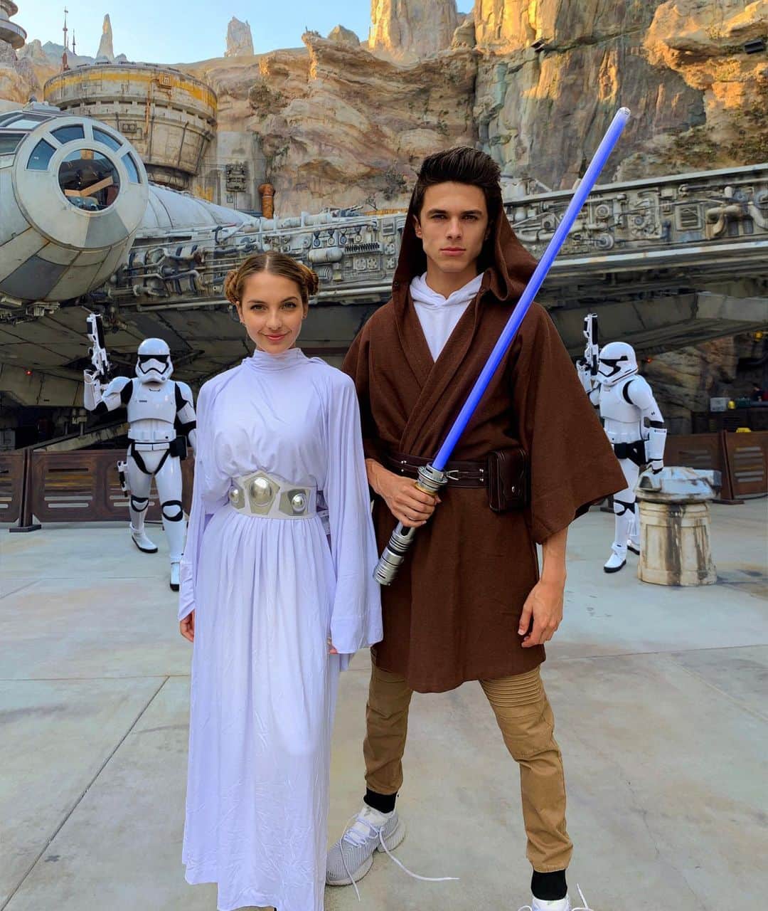 Brent Riveraのインスタグラム：「Are you the dark side or light side?😋😊」