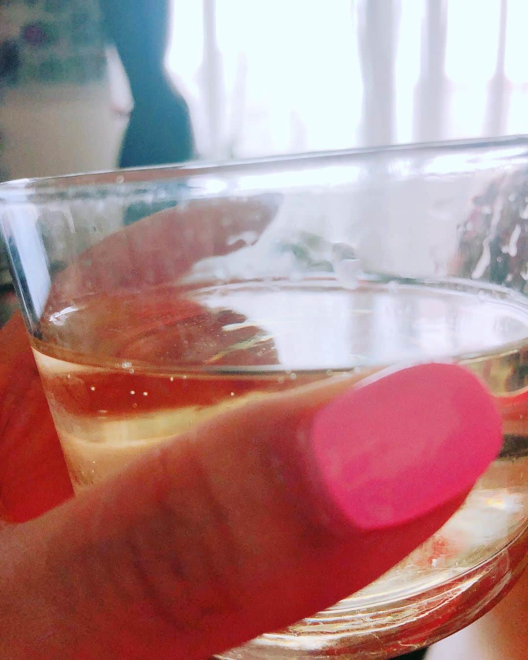 阿部洋子さんのインスタグラム写真 - (阿部洋子Instagram)「🥂 朝から大掃除。 からの泡。 👯‍♀️ お昼寝しちゃいそうだ。 せめて突然の来客にも慌てないくらいに片付けたい…道のりは遠い。 #泡 #champagne」6月1日 13時21分 - hirocoring