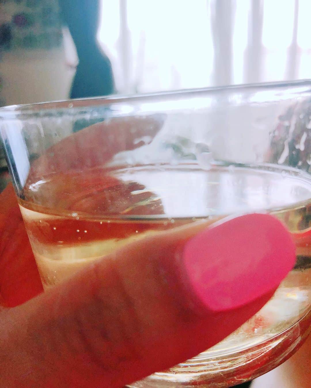 のインスタグラム：「🥂 朝から大掃除。 からの泡。 👯‍♀️ お昼寝しちゃいそうだ。 せめて突然の来客にも慌てないくらいに片付けたい…道のりは遠い。 #泡 #champagne」