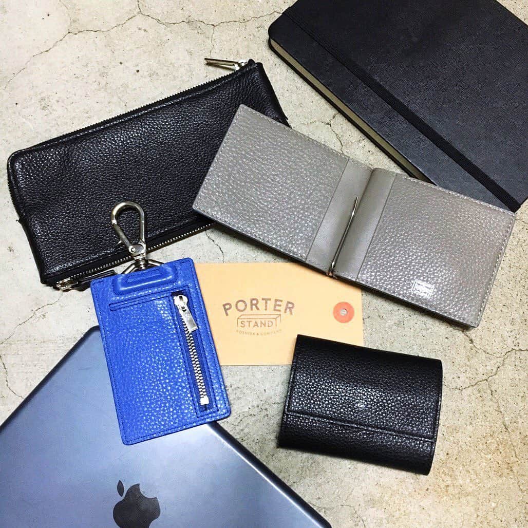 のインスタグラム：「『PORTER STAND TOKYO STATION』  こんにちは。 本日は、先日入荷した2019SSの新作「ポーター アレンジ」シリーズをご紹介いたします。最低限必要の紙幣・小銭、また名刺などを機能的かつ実用的に収納し携帯することができる革小物シリーズです。メイン素材には、牛ステアのナチュラルシュリンクレザーを使用。雰囲気のあるシボが、傷を目立ちにくくしつつ、大人っぽい表情に仕上げています。スマートフォンを収納できるマルチウォレットや、収納力のあるカードケース、手のひらに収まりやすいマネークリップなど幅広くご用意しております。 是非店頭でお手にとってご覧ください。  ポーター アレンジ マルチウォレット ￥15,000（税別） ウォレット ￥15,000（税別） マネークリップ ￥11,000（税別） マルチホルダー ￥8,500（税別）  #yoshidakaban #porter #吉田カバン #ポーター#luggagelabel #porteryoshida #porterflagshipstore #porterstand #madeinjapan #japan #shinagawa #tokyo #staion #arrange #19ss #new #wallet #moneyclip #black #gray #navy #cashless」