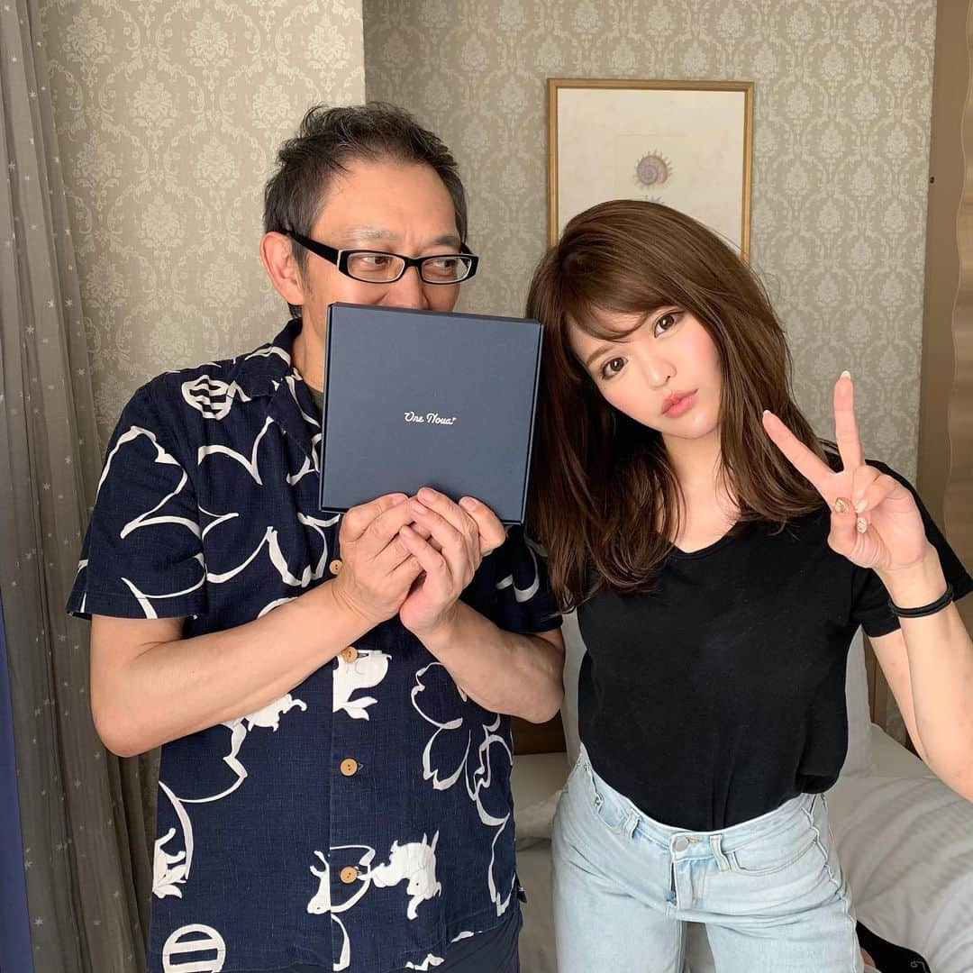 ななぴさんのインスタグラム写真 - (ななぴInstagram)「my dad😚﻿ ﻿ ﻿ もうすぐ父の日だね👨‍👩‍👧﻿﻿ ﻿﻿ 今年はななは少し早めに﻿﻿﻿ 先日のディズニーに家族でお泊まりした時に﻿﻿﻿ お父さんへプレゼントしました！ ﻿﻿ ﻿﻿ ﻿ ﻿ お父さん喜んでた〜🥳﻿﻿﻿ いつもありがとう！パパ☺️💓﻿﻿﻿ @onenova_jp ﻿﻿ ﻿ ﻿ ワンノバのパンツは、﻿﻿﻿ オリジナルの刺繍が入れられるから﻿﻿﻿ 父の日や特別な日のプレゼントにとても最適🙆‍♀️💓﻿﻿ ﻿﻿ ⚠️刺繍は2週間前後かかるので﻿﻿﻿ 少し早めに予約するのがおすすめです！﻿﻿ ﻿ ﻿﻿ ﻿ ﻿ しかも、1枚だけじゃなくて﻿﻿﻿ 複数枚のセットにするとお得になるよ☺️❤️﻿﻿﻿ ↓﻿﻿ ﻿﻿ ○2枚以上で送料無料！﻿﻿﻿ ○3枚以上なら10％OFF！﻿﻿﻿ ○5枚以上なら20％OFF！！﻿﻿ ﻿﻿ ﻿ ﻿ 毎日使うものだから複数枚もらえるのも﻿﻿﻿ きっと嬉しいですよね🥰﻿﻿ ﻿﻿ ﻿ ﻿ 素材もオーガニックコットンで﻿﻿﻿ タグレスなので履いててもチクチクしないので﻿﻿﻿ お父さんもストレスフリーで﻿﻿﻿ 嬉しいプレゼントだと思う🎁﻿﻿ ﻿﻿ ﻿ ﻿ これから何あげるか悩んでる人は﻿﻿﻿ ぜひ参考にしてみてください☝🏻﻿﻿ ﻿﻿ ﻿ ﻿ ストーリーにもリンク貼っておくね📎☺️❤️﻿﻿ ﻿ ﻿ ﻿ ﻿ ﻿﻿ #家族大好き #ディズニー #家族ディズニー #ワンノバ #ワンノバのあるくらし #父の日 #父の日にパンツ #父の日プレゼント #父の日ギフト #fathersday #happyfathersday #pr」6月1日 13時18分 - __nanapgram__