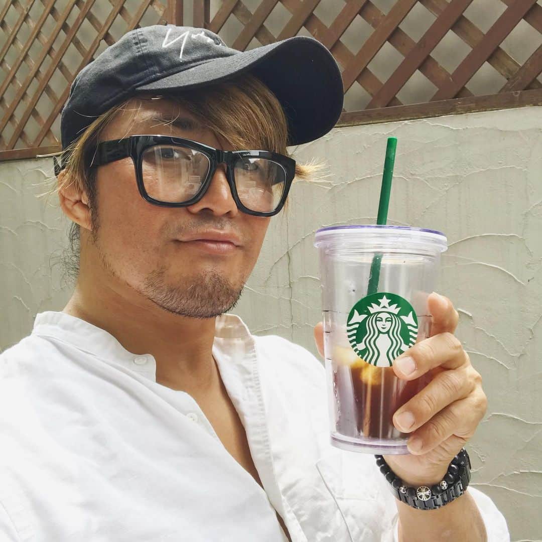 棚橋弘至さんのインスタグラム写真 - (棚橋弘至Instagram)「#starbucks のボトルでプロテインを飲んだあと、コーヒーを入れると、プロテインを1gも無駄にすることなく飲めて安心(￣(工)￣)♪」6月1日 13時23分 - hiroshi_tanahashi