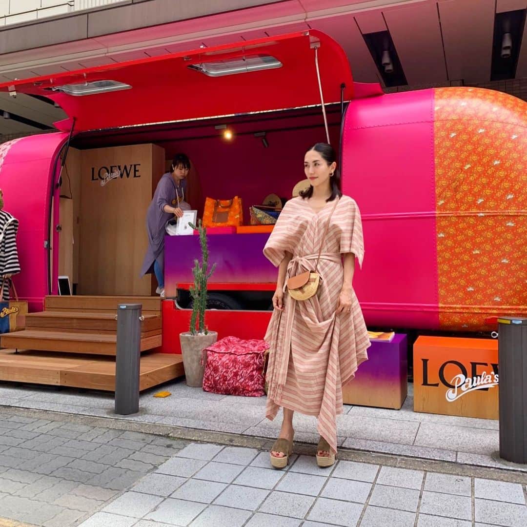 亀恭子のインスタグラム：「LOEWE 「パラウズ ロードトリップ」イベント at 名古屋松坂屋前 本日 13:00〜17:00まで 私が、 お客様にスタイリング・アドバイスでお手伝いさせて頂きます！ . . . 「パウラズ　イビザ」という イビザ島をテーマにしたサマー・ラインの、 ポップアップ・ストア。 . . カスタムしたトレイラーを屋外に設置して、青い空の下でお待ちしてます。 是非ぜひお立ち寄り下さい❤︎ . . #loewe #2019ss #loewedaimarukobe #popup #personalstyling」