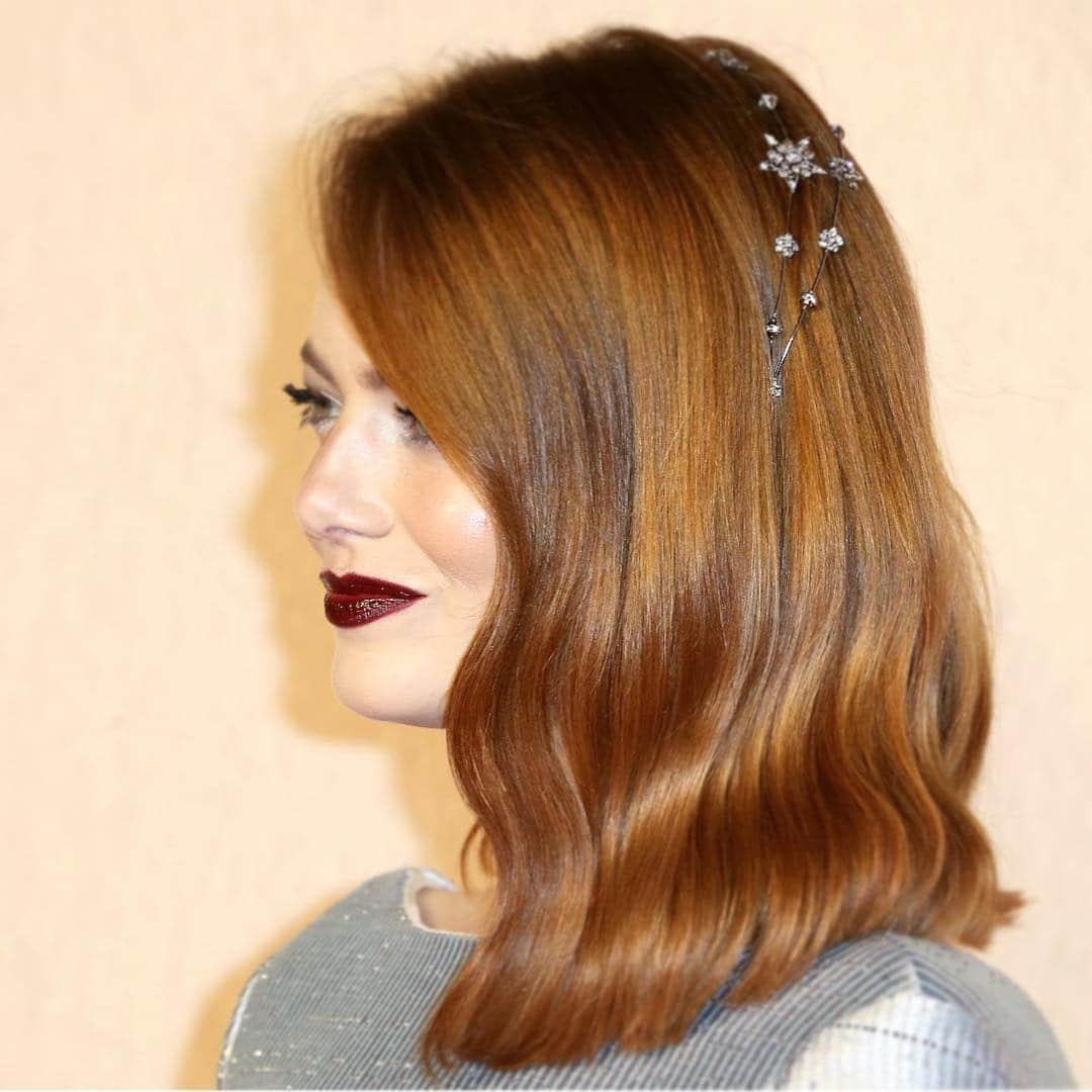 マラ・ロザックさんのインスタグラム写真 - (マラ・ロザックInstagram)「⭐️Another starry look I love. A #throwback to London premiere of TheFavourite hair by me, head piece by @ericaelizabethprettythings 💫 #emmastone #dreamydream」6月1日 13時29分 - mararoszak