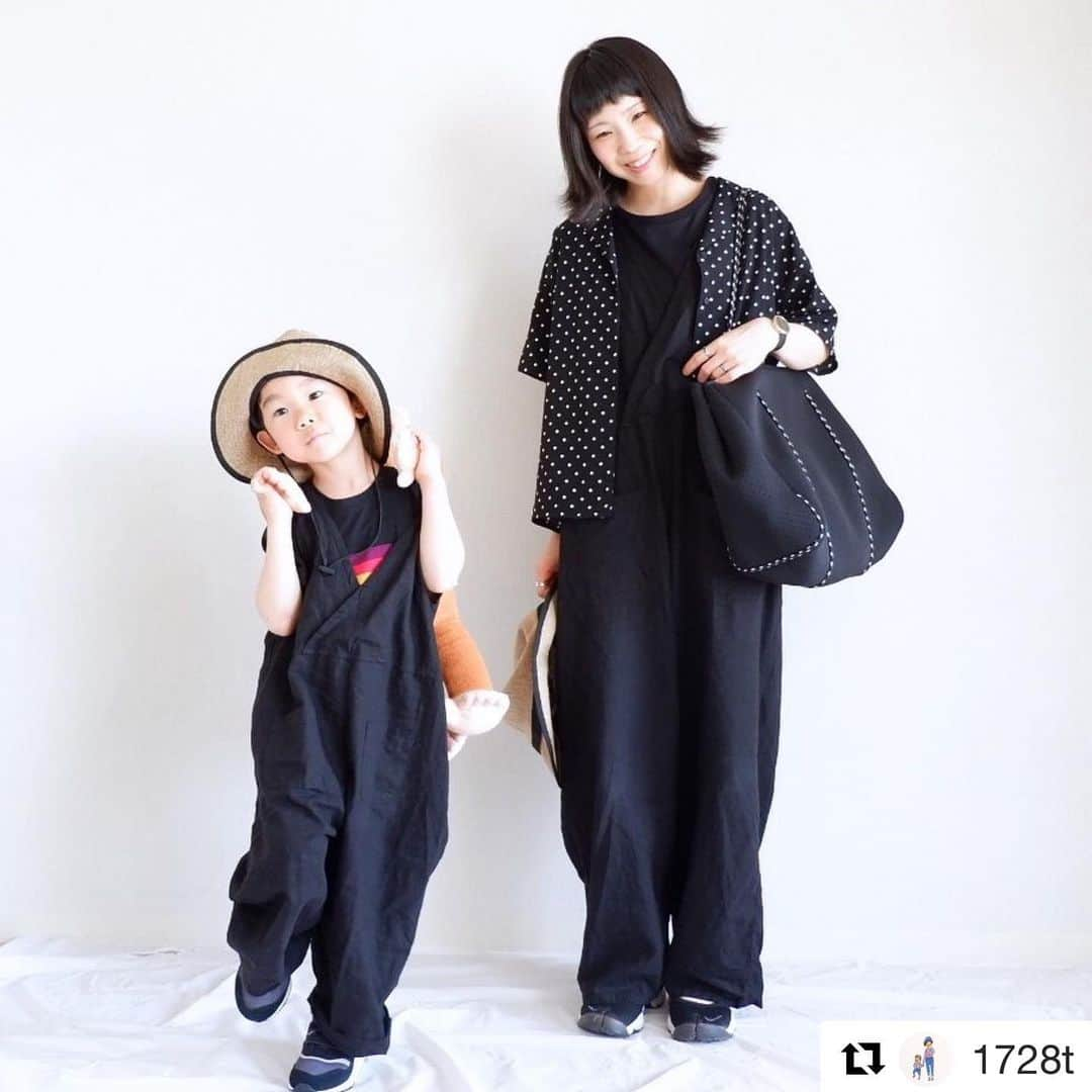 ショップにこにこさんのインスタグラム写真 - (ショップにこにこInstagram)「#Repost @1728t with @get_repost ・・・ . #親子コーデ 2人ともどこ見てるの？笑 私が持ってるトートは ショップにこにこさんのものです⌾ Qbagとほぼ変わらない作りなのに お値段約半分👏 違いはこちらは手洗い不可と表記されています なので私は手入れのしやすい ブラックにしました！ 取り外しできるポーチもついてるし こちらの方が軽いしたくさん入るし とっても使いやすいです！ 普段使いはもちろん マザーズバッグやトラベルバッグを お探しの方にもおすすめですよ〜⚘⚘ ☑︎ → @shopnikoniko . ○mama○ shirt #gu #gu_for_all #ドットオープンカラーシャツ tops #nikoand salopette #lunaterra bag #ショップにこにこ_zozotown ネオプレントート shoes #nike #airrift hat #thenorthface ○boy○ tops #amieamie salopette #韓国子供服 shoes #newbalance おさるのジョージ #villagevanguard 1980円 笑」6月1日 13時32分 - shopnikoniko