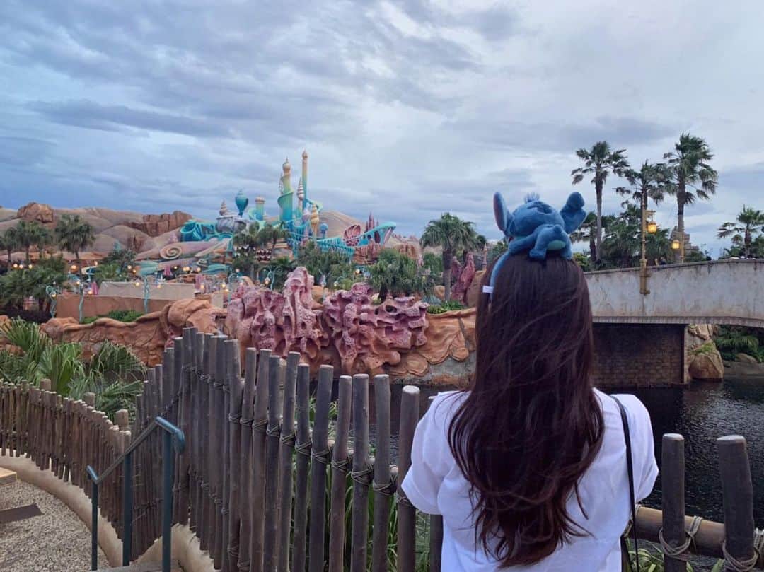 浜田由梨のインスタグラム：「空からなんか出てきそうだねスティッチ 〜  #tokyodisneysea #disney #love」