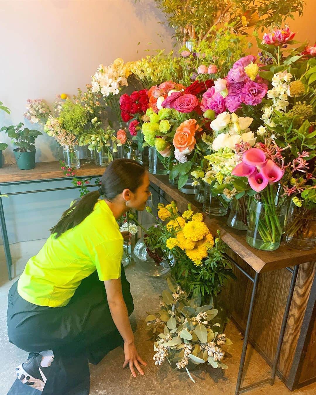 池田莉子さんのインスタグラム写真 - (池田莉子Instagram)「お花屋さん💐﻿﻿ Off dayは @gaufrait のポップアップへ行き﻿﻿ 一目惚れした蛍光トップスを着てお花屋さんへ🎶🎶﻿﻿ いい香りの薔薇さんが枯れてしまったので、﻿﻿ 新しい子を探しに。。🍃﻿﻿ ﻿﻿ 私に似ていてぴったりだね！！と、ひょうきんな(笑)﻿﻿ クラスペディアいう黄色いお花とガーネットジェムと﻿﻿ いう品種の赤い薔薇を🌹おすすめしてもらいました。﻿﻿ ﻿﻿ お花があるととても幸せな気持ちになります✨﻿﻿ シンプルで可愛い花瓶もお買い物して大満足😙﻿﻿ くまけん&かおるちゃん有難う！！ ﻿﻿ ﻿ ゴフレは男女問わず、着られて立体感のある加工も 色も素敵なので是非チェックしてみて下さいね✨✨ 最後の動画に載せている鞄も気になります🎶  #tokyo #nakameguro #flowershop #exflowershop #gaufrait #fashion  #お花 #お花屋さん #中目黒 #ポップアップ #ゴフレ #蛍光Tシャツ #薔薇 #クラスペディア」6月1日 13時41分 - ricoikeda
