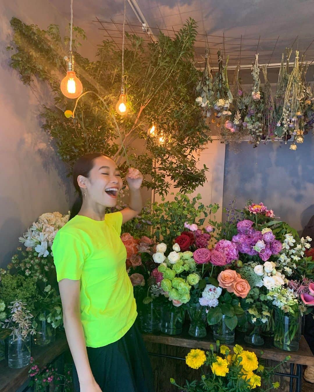 池田莉子さんのインスタグラム写真 - (池田莉子Instagram)「お花屋さん💐﻿﻿ Off dayは @gaufrait のポップアップへ行き﻿﻿ 一目惚れした蛍光トップスを着てお花屋さんへ🎶🎶﻿﻿ いい香りの薔薇さんが枯れてしまったので、﻿﻿ 新しい子を探しに。。🍃﻿﻿ ﻿﻿ 私に似ていてぴったりだね！！と、ひょうきんな(笑)﻿﻿ クラスペディアいう黄色いお花とガーネットジェムと﻿﻿ いう品種の赤い薔薇を🌹おすすめしてもらいました。﻿﻿ ﻿﻿ お花があるととても幸せな気持ちになります✨﻿﻿ シンプルで可愛い花瓶もお買い物して大満足😙﻿﻿ くまけん&かおるちゃん有難う！！ ﻿﻿ ﻿ ゴフレは男女問わず、着られて立体感のある加工も 色も素敵なので是非チェックしてみて下さいね✨✨ 最後の動画に載せている鞄も気になります🎶  #tokyo #nakameguro #flowershop #exflowershop #gaufrait #fashion  #お花 #お花屋さん #中目黒 #ポップアップ #ゴフレ #蛍光Tシャツ #薔薇 #クラスペディア」6月1日 13時41分 - ricoikeda
