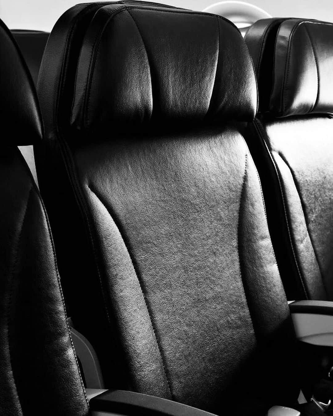 スターフライヤーさんのインスタグラム写真 - (スターフライヤーInstagram)「飛行機内の座席をあえて30席減らし、広い座席空間を実現 ブラックのレザーシートでくつろぎのひと時をお過ごしください🌙😴 #スターフライヤー #starflyer #星悅航空 #座席  #レザーシート  #くつろぎ  #飛行機の中 #relax  #cabin」6月1日 13時45分 - starflyerjapan