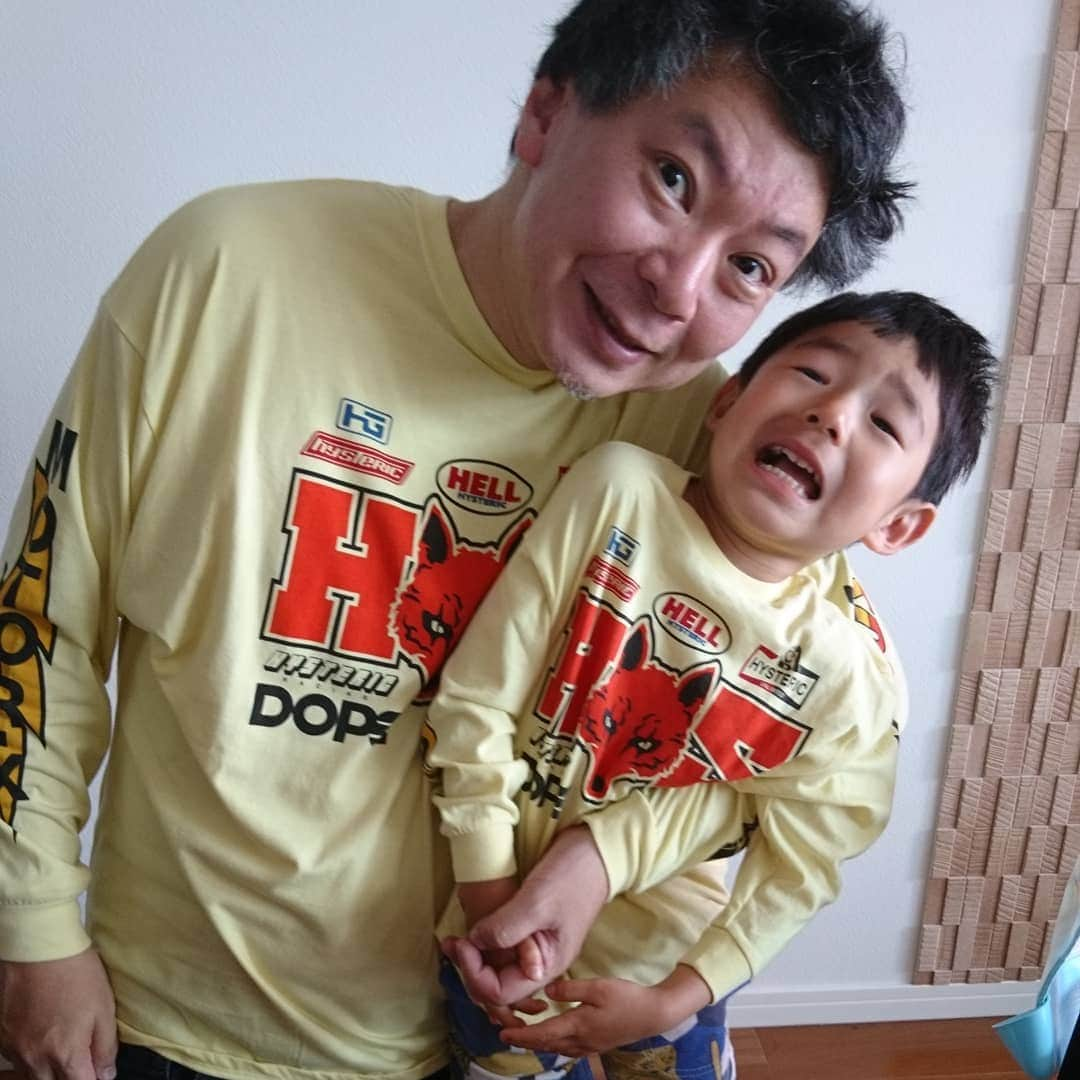 鈴木おさむさんのインスタグラム写真 - (鈴木おさむInstagram)「父と息子でお揃いの服を着て、息子のこの嫌がる表情に笑ってしまいます」6月1日 13時56分 - osamuchan_suzuki