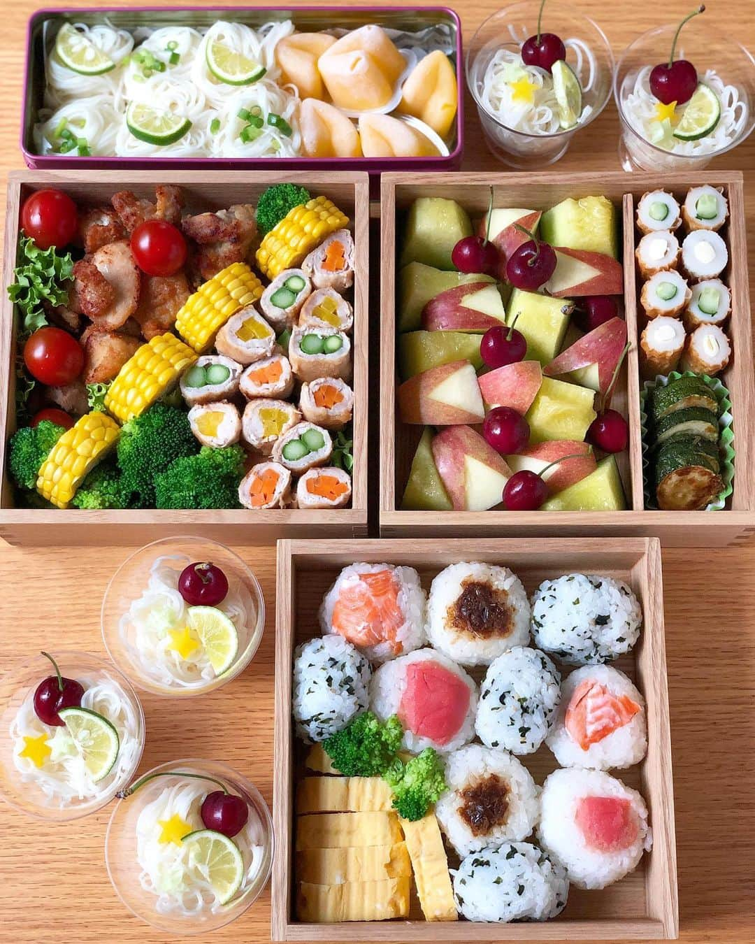 みかさんのインスタグラム写真 - (みかInstagram)「2019.6.1🌞  運動会お弁当2019  今日は小学校の運動会でした  食べたいもの聞くと 毎回から揚げにそうめん😂 で、今回はこんな感じに。 *  一の重 * ・からあげ ・野菜の肉巻き アスパラ、にんじん、パプリカ ・とうもろこし  二の重 * ・おにぎり 鮭、おかか、たらこ、わかめ ・だし巻き玉子  三の重 * ・ちくわきゅうり、チーズ ・ズッキーニおかか醤油 ・メロン ・りんご ・アメリカンチェリー *  あとはカップそうめんに 追加そうめん、蒟蒻ゼリー  今朝は4時半起きで、 朝ランで6キロ走ってからの お弁当作り💦 6.18km32.58min🏃‍♀️ *  下ごしらえとか 何もしてなかったけど 2時間弱で完成✨ 朝からずっと走り続けてる 気分。 まさに運動会😂 *  朝はくもりだったけど どんどん晴れて来て暑かった💦 なのでやはりそうめん人気😂 *  2年生になると かなり逞しく見え、 かけっこもみんな早い！ ダンスも上手でした。 応援席で他の学年の応援に みんなで盛り上がる姿も楽しそうで 学校生活満喫してるな〜と ほほえましく😀 楽しい運動会になって よかった✨  #お弁当#運動会弁当#運動会お弁当#重箱#お重#松屋漆器店#そうめん弁当#おにぎり#カップそうめん#運動会#運動会弁当2019#おべんと#フーディーテーブル#obento#cooking#japanesefood#igersjp#locari#macaroninate#朝美人アンバサダー#朝時間#おうちごはん#おうちごはんlover#お弁当記録#私のおいしい写真」6月1日 13時50分 - mikasko