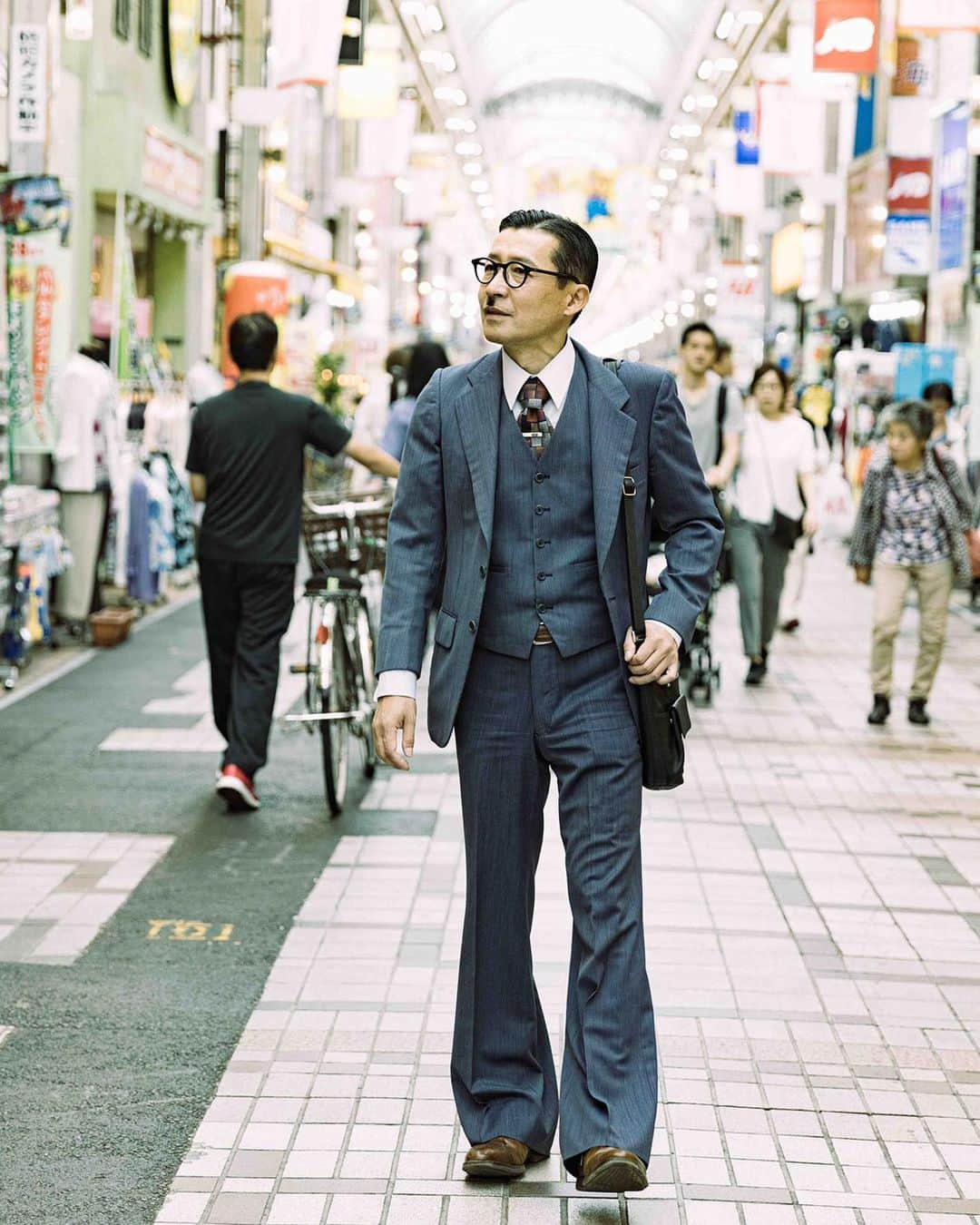 岩井ジョニ男さんのインスタグラム写真 - (岩井ジョニ男Instagram)「令和元年、6月のジョニスタグラムは「武蔵小山」からお送り致します。今月もお楽しみに。 #岩井ジョニ男 #iwaijonio #jonioIwai #ジョニスタグラム #jonistagram #イワイガワ #iwaigawa #浅井企画 #asaikikaku #幻の哀愁おじさん  #令和 #令和元年 #パルム商店街  #サラリーマン #whitecollarwork #ninetofiver #東京 #tokyo #武蔵小山 #musashikoyama  #岩井眼鏡店 @iwaimeganeten  #ヴィンテージスーツ @vintage_gentry  #instagram  #instagood  #model #cool #cooljapan」6月1日 14時04分 - iwaigawa_jonio_iwai