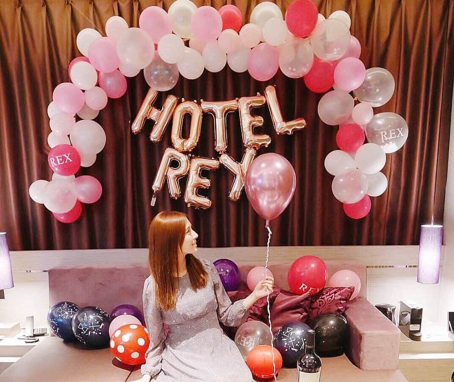 菊原梨華さんのインスタグラム写真 - (菊原梨華Instagram)「・ ・ 赤坂に新しくできた HOTEL REX の内覧会へ❤️ ・ 可愛いバルーン装飾がしてあって可愛すぎましたっ✨ 内装もかなり綺麗だし  一部屋一部屋デザインも 違っていてどれもおしゃれ！ 高級感のあるお部屋ばかり！ ・ アメニティーも揃っていて よかったです！！ 赤坂駅からとても近いのでそれもいいです👍 ・ 赤坂に来た時に 是非泊まりたいと思います🤩 ・ #HOTELREX#ホテルレックス#リゾートホテル#ホテル好き#ホテル#高級感#デザイン#綺麗#内覧会#pr#good#enjoy#赤坂#駅近#followme#follow#宿泊#バルーン#HOTEL#アメニティ」6月1日 14時14分 - happyluckyhappy