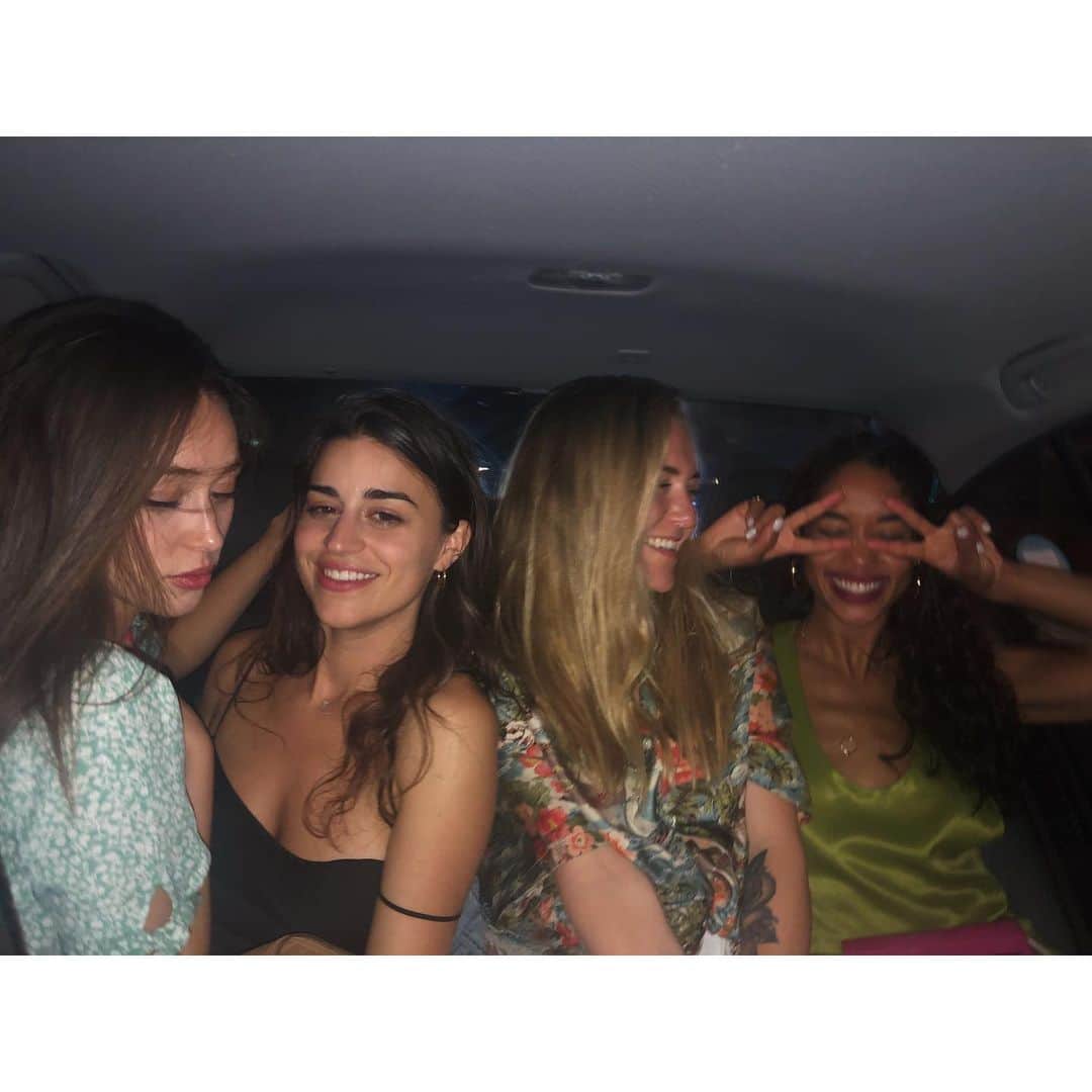 アリシア・デブナム・キャリーのインスタグラム：「Backseat sweethearts ✨👯‍♀️👯‍♀️✨」