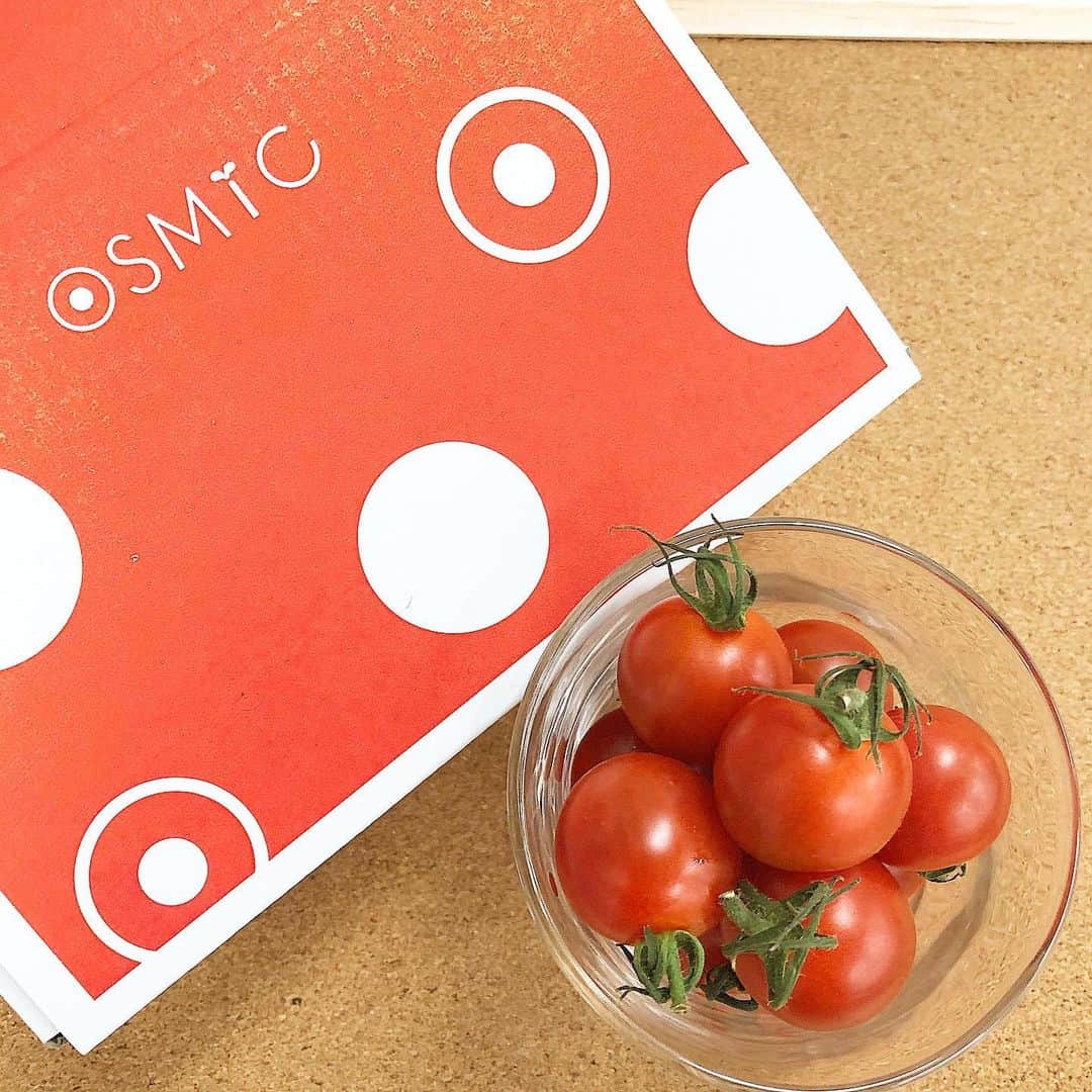 美的 Biteki's official Instagram! さんのインスタグラム写真 - (美的 Biteki's official Instagram! Instagram)「食欲がなくなる暑い夏にもパクパクいただけそうなフルーツトマト「オスミックトマト」をいただきました！ ★ 「オスミックトマト」は、糖度が高く、濃厚な味わいが特長のフルーツトマトで、ひと粒ひと粒選果され、糖度別に全4種類が販売されています。 この「オスミックトマト」の美味しさを支えるのが、自社培土工場でつくられた安心安全な土“オスミックソイル”！この“オスミックソイル”が自然な成長を促すことにより、化学合成肥料を使用せず、植物本来の味を存分に引き出すとともに、味わい深いフルーツトマトができるのだそう！また、最先端の環境制御システムを導入したハウスで育てているため、1年中美味しさと甘さが詰まったトマトを届けることができるのも「オスミックトマト」のポイントです。 ★ 糖度別の全4種類のオスミックトマトは、料理や好みに合わせて選ぶのもよいですが、「まだ食べたことがない」という人にぜひ試していただきたいのが、4種類すべてのオスミックトマトが入った「OSMICトマト 食べ比べ120g×4Pセット（￥2,200税抜・画像）」。糖度の違いを手軽に楽しめ、フルーツトマトの新たな魅力を発見できること間違いなし！自分用にはもちろん、カラフルなパッケージ＆ボックス入りなので、暑い夏の爽やかなギフトやホームパーティの手土産にもぴったりです！購入方法など、詳しくは公式HPもしくは @osmic_jp にてチェックしてみて！  #フルーツトマト#トマト#野菜#オスミックトマト#トマト大好き#クッキング#料理#ギフト#プレゼント#手土産#料理#food#bitekicom」6月1日 14時11分 - bitekicom