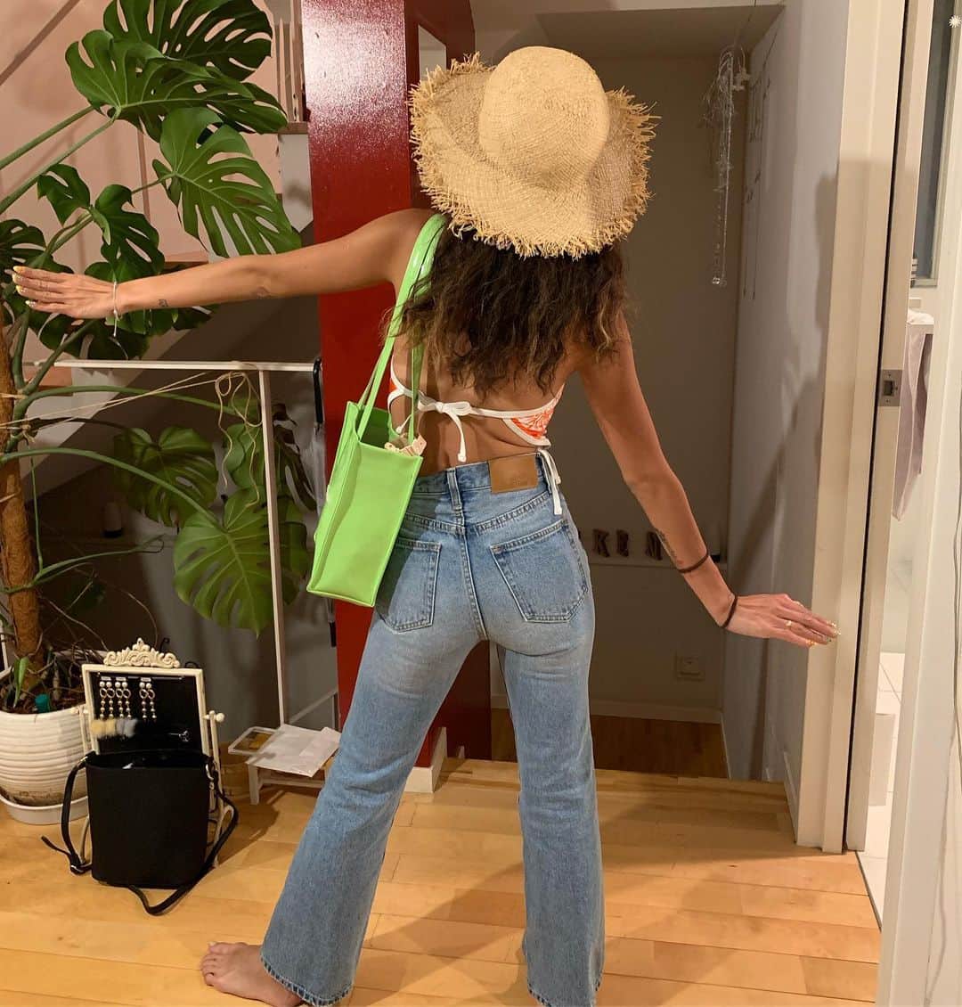 UlalaGirlのインスタグラム：「It’s fucking June🌻」