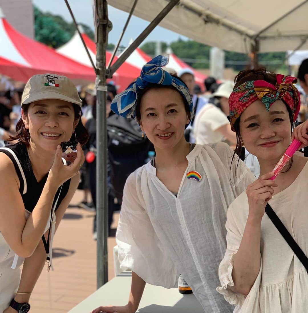 加藤紀子のインスタグラム：「森道市場、 この後15時からはソウルセット 17時30分からはDISCO MAKAPU'UのDJでーす🎈  くみちゃん、かほちゃんにも会えたし 鈴木君に似顔絵描いて貰えたし 森、道、市、場、噂通り最高っっっ🏮  #森道市場2019」