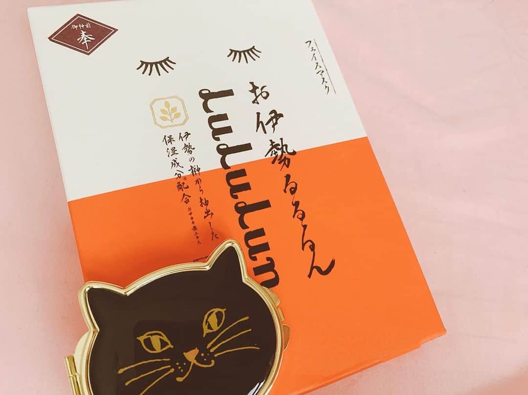 武田るいさんのインスタグラム写真 - (武田るいInstagram)「高校生の頃からのしんゆうからお届けものが〜😭✨❤️💖💘 芸能卒業おめでとうって😭🌷ずっと頑張ってきたのみてくれてたから本当に嬉しくてお手紙読んで涙出た😢✨たくさんのかたに支えられて生きていたなぁと思う、、💐 猫鏡は息子っちが選んでくれたみたい🥰ふへへ いまは愛知に住んでるから遊びにいかないと💖 surprise😭✨ありがとう💋 これから明日の打ちあわせいってくるね👼 #LuLuLun #lululunmask #美容 #cosmetics」6月1日 14時15分 - rui_1002