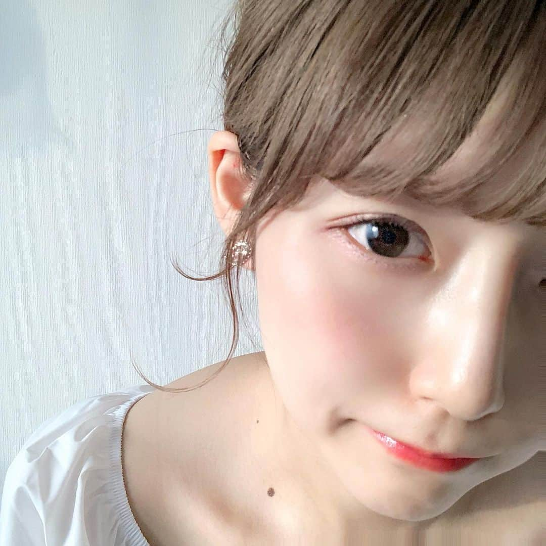 蒼川愛さんのインスタグラム写真 - (蒼川愛Instagram)「6月こんにちは🍑 あっという間に毎日が過ぎるのは充実してる証拠なのかな（ ´ω` ） . 毎日ノートに小さな目標や思い付いたことを書いて、寝る前に読み返すのを日課にしてるの📔 昔からパソコンやスマホのメモより、頭の中にあることは手を動かして紙に書く方が好きだったな〜〜 日記やブログは全然続かないのに🥺（笑） . . そういえば久しぶりに深爪してついに指先の皮膚が爪から離れてしまった( ;ᴗ; )( ;ᴗ; ) 更に今日お蕎麦にかけた七味の粒がその隙間に入り込んで、大悶絶したよ、早く爪伸びて。 眠いから文章の着地がわからない🥺🥺 土曜日みんな何して過ごすの？」6月1日 14時30分 - tougarashi_suki