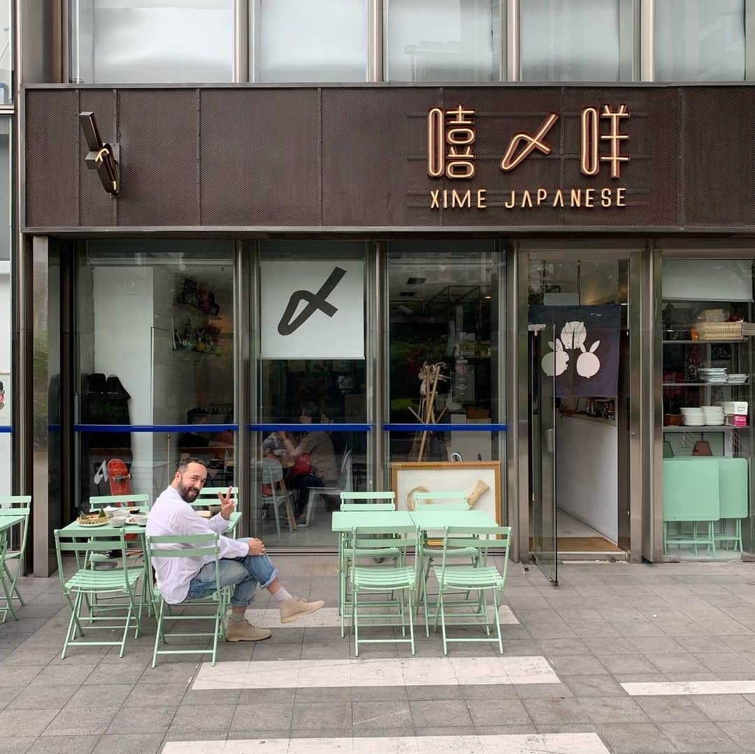 Symmetry Breakfastさんのインスタグラム写真 - (Symmetry BreakfastInstagram)「Saturday: Brunch at @ximeshanghai 嘻咩〆 two of their sashimi sushi rice bowls with egg and all the trimmings, miso soup and oolong tea. It’s one of my favourite small Japanese restaurants in Shanghai and it’s in the guide that I wrote that is out at the end of this month! Everyone in town knows how good their lunch sets are, and the homemade infused sochus too - - - - - - - - - - - - - - - - - - - - Sam Norris (ex Koya, London) and chef Jun Nishio are also super nice guys! Even better that this wasn’t an invite and I whole heartedly can say this is a great place to eat in Shanghai. We also managed to polish off a plate of omurice and a sando too (swipe for the pics!) 💁🏻‍♀️💁🏻‍♀️💁🏻‍♀️ #symmetrybreakfast #shanghaifood #japanesefood #brunch」6月1日 14時39分 - symmetrybreakfast