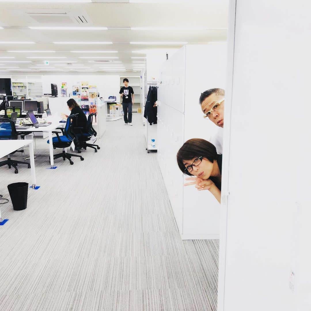 のインスタグラム：「毎週土曜日は、だいたい正午から〜19時までKBCにいます✨ 「サタデー ミュージック カウントダウン」  #真璃子  #kbcラジオ  #サタカン  #ひょっこりはんポーズ  #こだまん  @kbcradio_official」