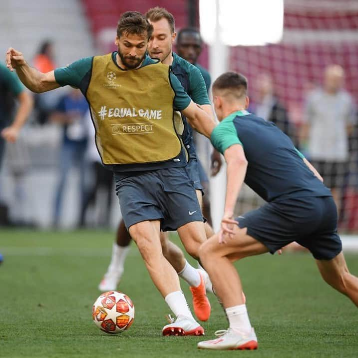 フェルナンド・ジョレンテさんのインスタグラム写真 - (フェルナンド・ジョレンテInstagram)「Last training! We are ready! 💪🏻💪🏻💪🏻💥💥💥 #UCLFinal #COYS #TogetherTHFC」6月1日 5時45分 - llorente_fer