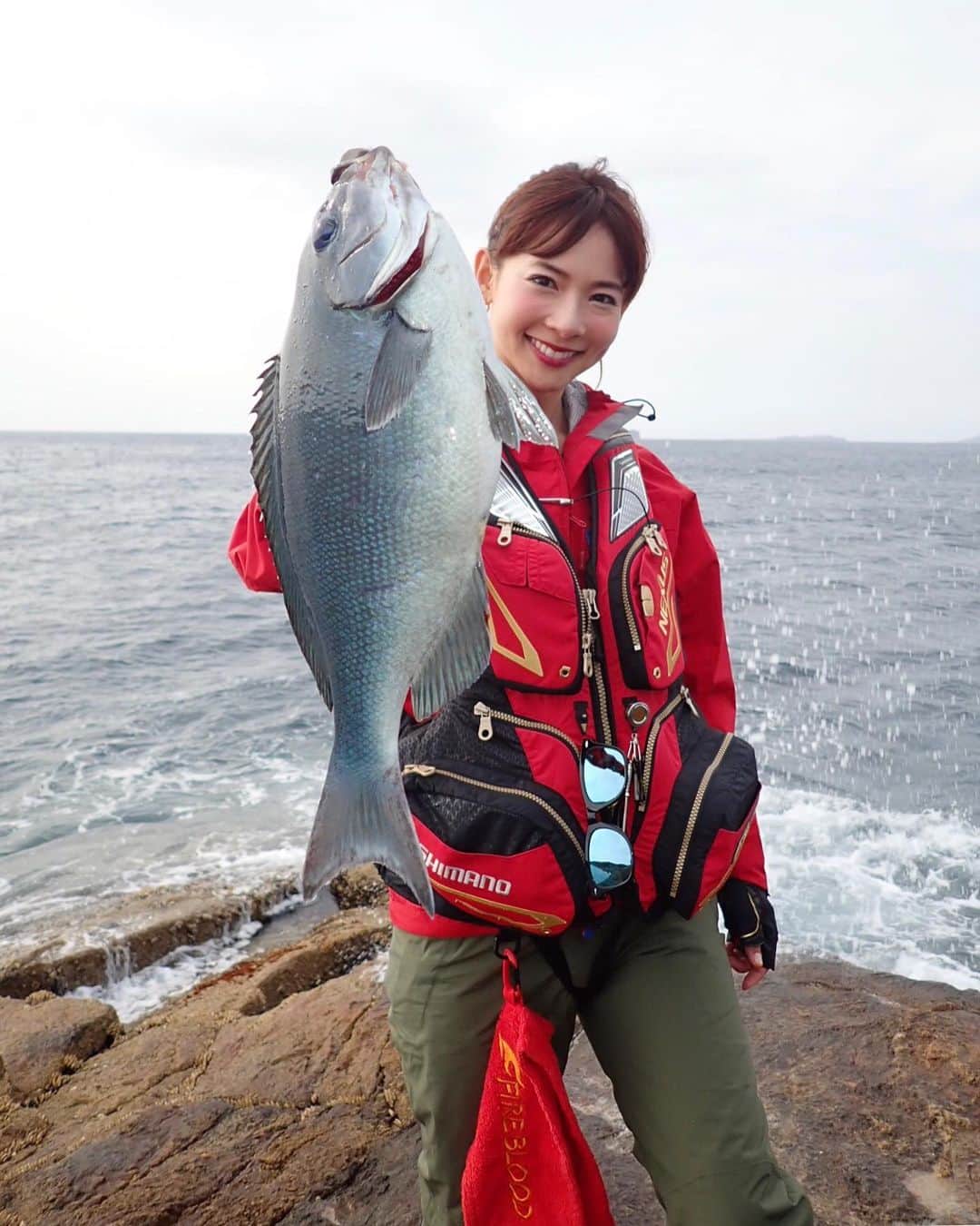 阪本智子さんのインスタグラム写真 - (阪本智子Instagram)「🐟♡ YouTubeの撮影で、 初の五島福江に行ってきました⛰✨ メインターゲットの#グレ もGET💖 #今月アップ予定だよ #お楽しみに ＊ Rod:TWIN PULSER SZⅡ 1.2号 485/520 Reel:NEW BB-X HYPER FORCE 2500DXXGS LEFT ＊ #fish #greenfish #girellapunctata #blueeye #fishing #fishinggirl #kyushu #nagasaki #isofishing #youtube #youtuber  #釣り #魚 #メジナ #九州 #長崎 #五島列島 #磯釣り #フカセ釣り #海 #レッツリー #阪本智子」6月1日 5時53分 - tomoko_sakamoto423