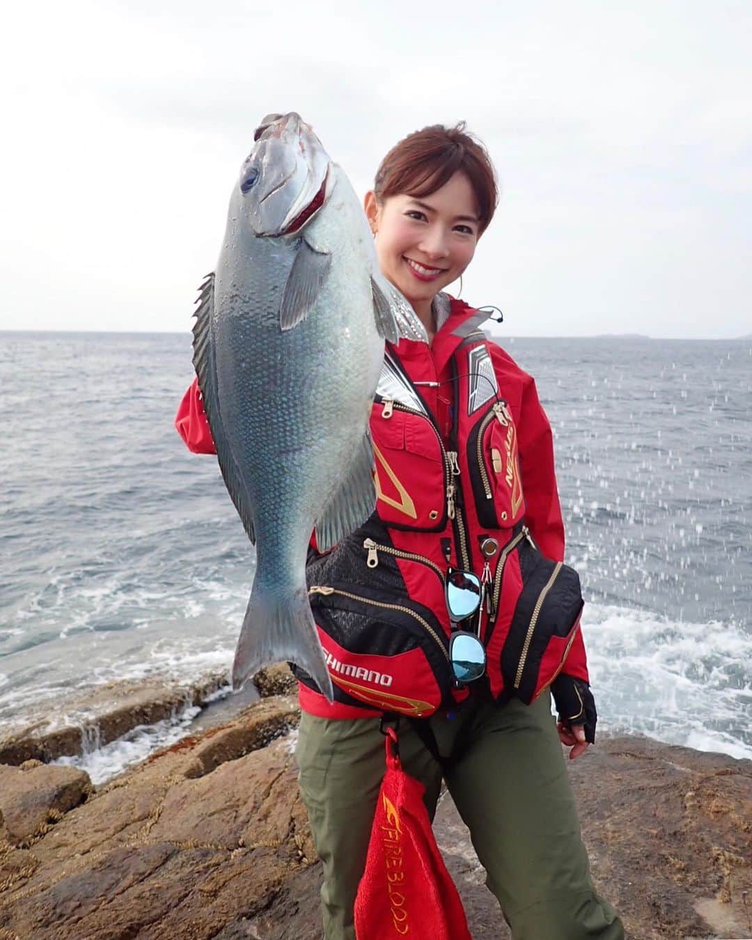 のインスタグラム：「🐟♡ YouTubeの撮影で、 初の五島福江に行ってきました⛰✨ メインターゲットの#グレ もGET💖 #今月アップ予定だよ #お楽しみに ＊ Rod:TWIN PULSER SZⅡ 1.2号 485/520 Reel:NEW BB-X HYPER FORCE 2500DXXGS LEFT ＊ #fish #greenfish #girellapunctata #blueeye #fishing #fishinggirl #kyushu #nagasaki #isofishing #youtube #youtuber  #釣り #魚 #メジナ #九州 #長崎 #五島列島 #磯釣り #フカセ釣り #海 #レッツリー #阪本智子」