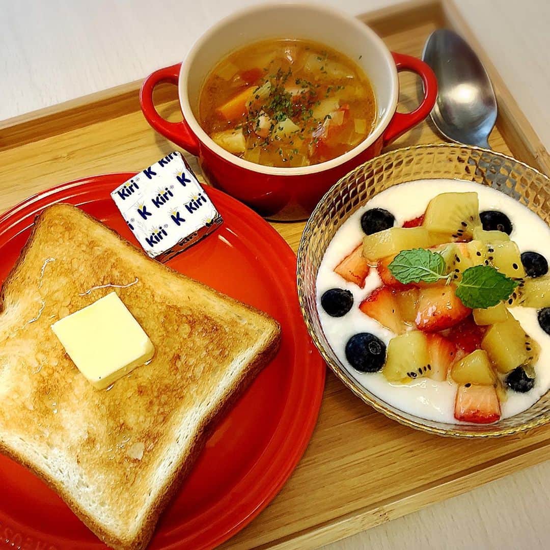 桜井奈々さんのインスタグラム写真 - (桜井奈々Instagram)「1人のんびり朝ごはん。  今朝はハニーバタートースト🍯 野菜スープ ヨーグルト  7月、、上旬まで朝活、夜活必須な我が家です(*´∀｀*) 体力もつかな。  不安なアラフォー  #朝ごはん#朝食#モーニングプレート」6月1日 5時58分 - sakurai_nana7