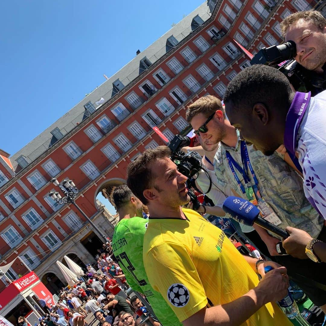 アレッサンドロ・デル・ピエロさんのインスタグラム写真 - (アレッサンドロ・デル・ピエロInstagram)「Amazing day in a pre match final day 😛#uclfinal #madrid #notoracism #adp10」6月1日 6時03分 - alessandrodelpiero