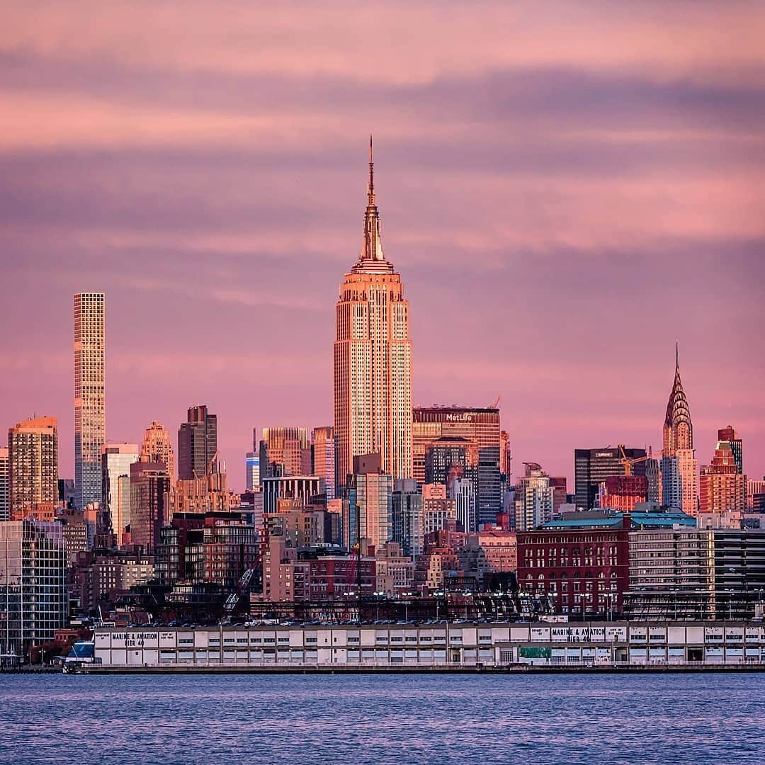 Empire State Buildingさんのインスタグラム写真 - (Empire State BuildingInstagram)「A moment of serenity atop the city that never sleeps—experience our limited capacity sunrise experience. Link to book: esbo.nyc/sunrise.  #ESBSunrise ☀️ . 📷: @zawhausphoto」6月1日 6時08分 - empirestatebldg