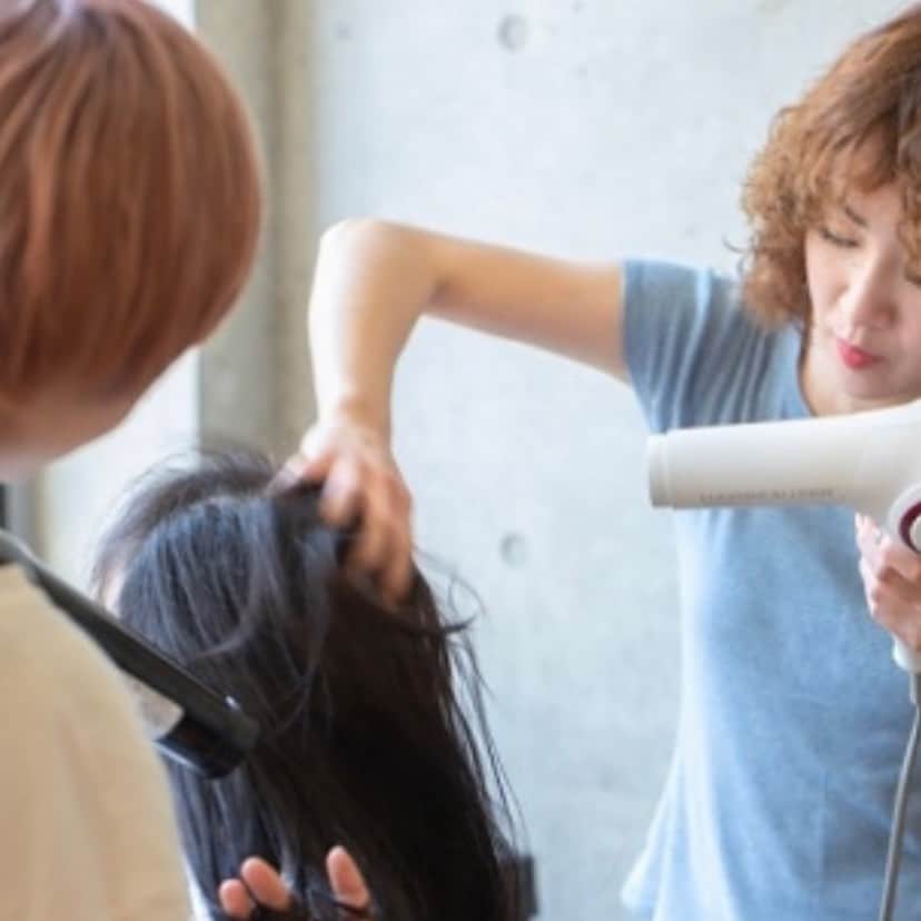 筒井菜月のインスタグラム：「今回は、ビューティーコーディネーター／スタイリストである濱島ももみさんと、山田海斗さんに水素トリートメントのケアをしていただきました😊  水素で髪の活性酸素を取り除き、その上で髪に良い成分を中まで入れ込みます。水素も元々発生しているものでは無く、お店独自の1剤と2剤を組み合わせて新たに発生したフレッシュな水素を使ってます✨  こちらが水素トリートメントの手順です✨  1. 髪の元となりしなやかな髪に導く1剤。髪の主成分となるタンパク質（ケラチンタンパク質）を補充していきます。  2. 2剤では水やタンパク質に反応して”水素”を発生させてくれる特殊なオイルをつけていきます。（水素は分子が細かいのでトリートメントの浸透をサポートしてくれると共に活性酸素を除去してくれます）  3. 3剤ではセラミド・コラーゲンタンパク質などの成分で髪の水分を補います。  4. トリートメントの浸透を良くする為に、1度洗い流します。  5. 4剤では髪の表面へ#キューティクル を補強してくれるトリートメントです。シルクタンパク質などの成分が入っているのでトリートメントの持ちを良くして、指通りとツヤ感をアップさせます。  6. お流し髪に入りきらなかった余分なトリートメントを綺麗に洗い流します。  6Stepに渡り、丁寧にケアして頂きました✨  #fam #美容室 #代官山 #ヘアケア #水素トリートメント #筒井菜月 #トリートメント @_fam.and_」