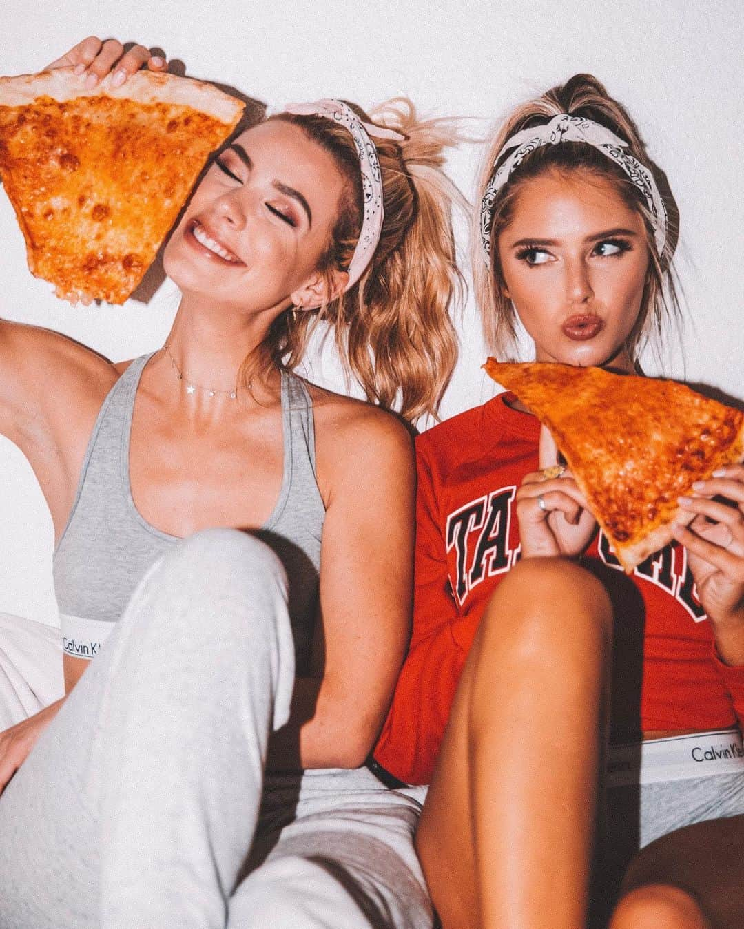 Emily Zeckさんのインスタグラム写真 - (Emily ZeckInstagram)「- omg we r so bff goals @paigelorentzen !!! 🍕😜 #bffgoals #bff #tumblr #socute #sleepovergoals #hehe #omg #omgsame #icanteven #likeireallycant #icant @danpopsd  @sarahfaubertartistry」6月1日 6時30分 - thatpineapplegirl