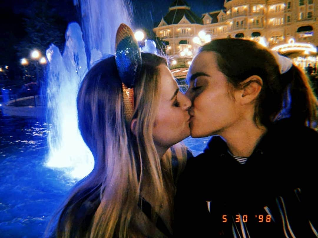 Rose Dixさんのインスタグラム写真 - (Rose DixInstagram)「I let her have everything she wanted on her birthday @disneylandparis ♥️ #DisneylandPark #DisneylandParis #Ad #Gifted」6月1日 6時31分 - roseellendix