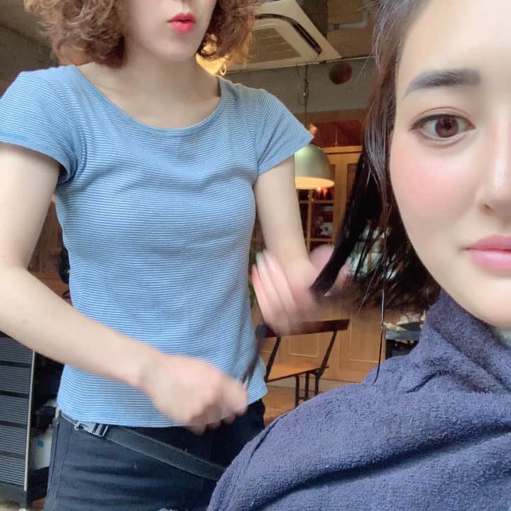 筒井菜月のインスタグラム：「職人技‼️ トリートメントを手で髪に入れ込む『タッピング』がまさに職人技で、思わず見とれちゃいました❣️ こうして手で丁寧に入れ込む事で髪の内部まで補修出来ます✨😊✨ #fam #美容室 #代官山 #ヘアケア #水素トリートメント #筒井菜月 #トリートメント」