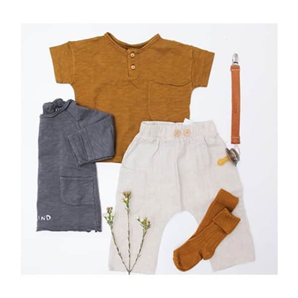 コレジアンのインスタグラム：「Mustard is intense, murky, neither crisp nor fresh. It is yellow's less acidic, more earthy cousin. It looks stunning on redheads and hangs out on the shadowy side of gold. 💛Mustard is one of the most fashionable colours that has been popping up everywhere; a retro hue bringing glam and bohemian vibes of the 1970s back to life. We all love this dark yellow, which inspired even Van Gogh. 🌻 . Mustard is perfect any time of the year for everybody! Shop our mustard socks and tights to complement your outfits! ☀️ . 🇫🇷 MOUTARDE DE DIJON, un peu d’histoire … Le saviez-vous, le coloris Moutarde a fait parler de lui vers 1613. Ce coloris a été très à la mode dans les années 30, emblématique dans les années 70, et depuis les années 2010 n’arrête pas de faire des apparitions, pour être aujourd’hui un coloris presque classique, un intemporel. 💛 . Van-Gogh lui-même était fasciné par le jaune, et ses déclinaisons. Il disait que le jaune est celui de la clarté suprême de l’amour ! 🌻 . Ce coloris est unisexe et s’adapte toutes les saisons, alors n’attendez plus, composez des tenues parfaites avec un coloris qui s’ajuste à toutes vos envies ! ☀️ . Picture by @morenroth_kids 😘 . . #moutardededijon # vangogh #collegien #collegiensocks #collegien_officiel #海外ベビー服 #ロンパース #女の子ベビー #女の子 #赤ちゃん #赤ちゃんのいる生活 #ベビモ #madeinfrance #extrasoft #bestsocksever #barneklær #newin #kinderstrümpfe #kniestrümpfe #靴下 #носки #sokker #instamum #fashionkids #igkids #ootd」