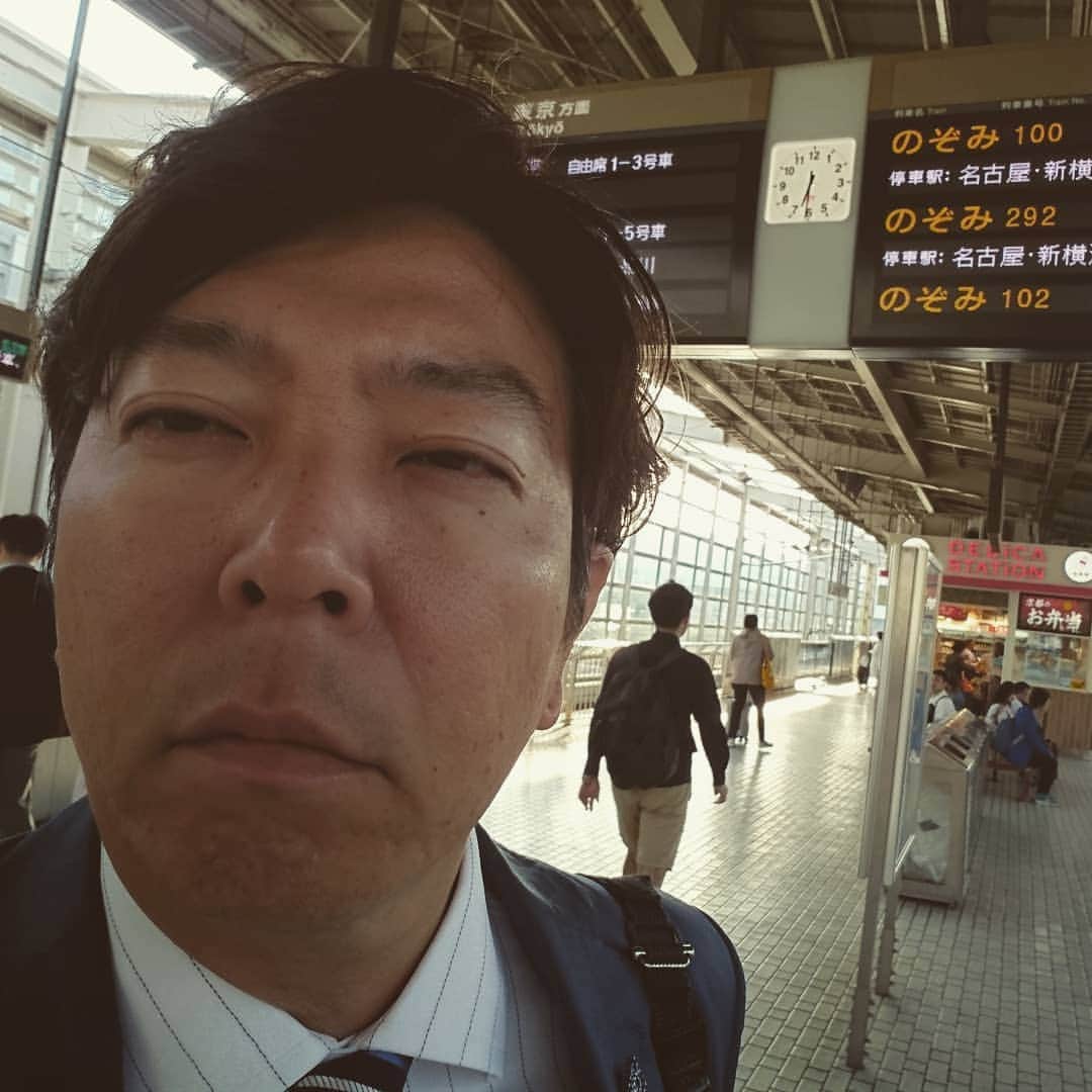 竹内弘一さんのインスタグラム写真 - (竹内弘一Instagram)「目があきません😅とりあえず東向きの新幹線で寝ようと思って席についたら「ふみません。。」とお声かけいただきシートを確認したらなんと6両も間違えてた！！💧ダメだー疲れとる😢新幹線内大移動💨#早起き #新幹線 #pta」6月1日 6時44分 - takeuchi_koichi