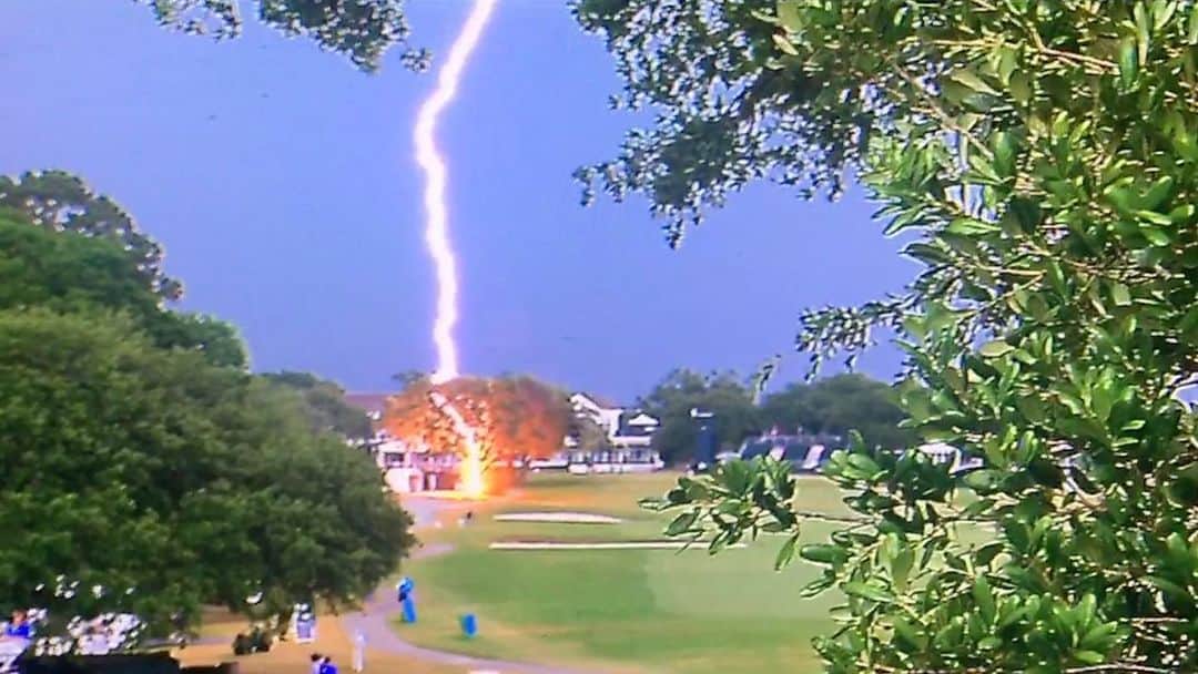 ライアン・オウトゥールさんのインスタグラム写真 - (ライアン・オウトゥールInstagram)「Storm delay @usga #uswomensopen check out this photo during the delay on a tree on 18 being struck by lightning. #lightning #lightningstrike #charleston」6月1日 6時46分 - ryannotoole