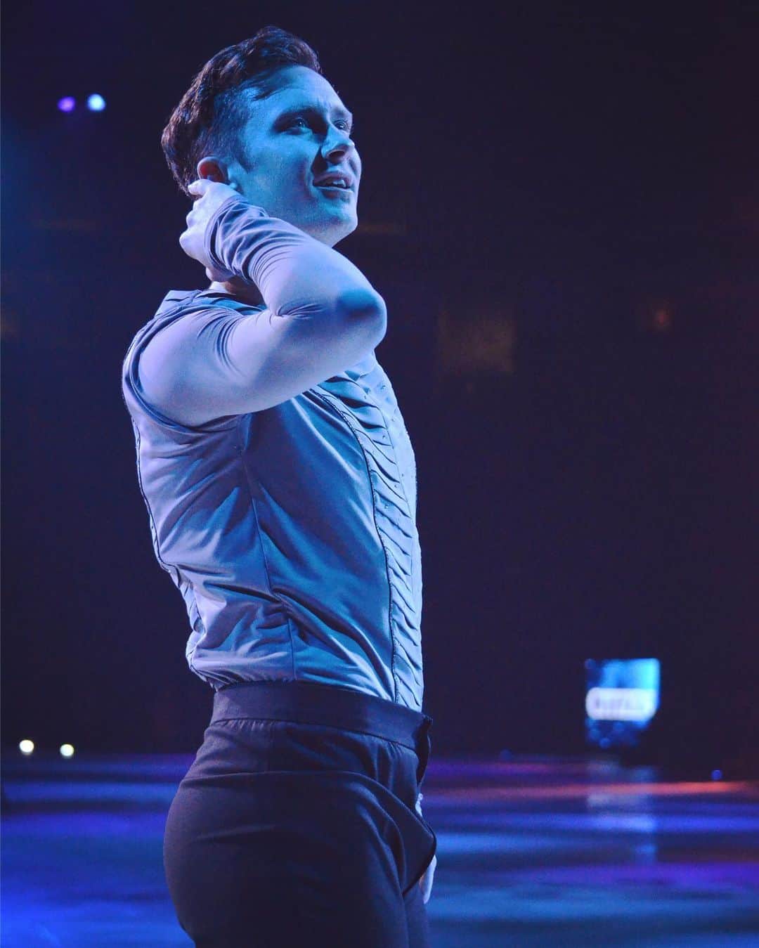 ジェレミー・アボットのインスタグラム：「Trying to beat the algorithm 🤞🏼 I have to thank @benoitrichaud and @michelleldawley for being incredible souls and genius choreographers. They created two beautiful / meaningful numbers for me for @starsonice this year. Another huge thank you to two more incredible friends @sillyseamer and @bradylange for constructing interesting / wonderful costumes, and putting up with me and all my weird requests and demands. I adore all of you so much and I can’t thank you enough for being wonderful supportive friends, and for using all of your mind-blowing talents to help me achieve my vision! ❤️ (And of course thank you to @jeremyabbott_fc for capturing these gorgeous photos!)」