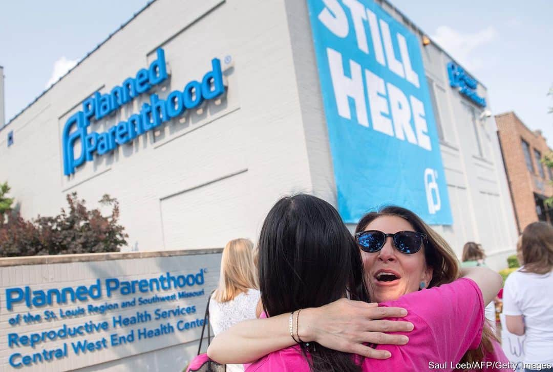 ABC Newsさんのインスタグラム写真 - (ABC NewsInstagram)「With hours before it was set to shut its doors, a circuit court judge ruled that Missouri’s only remaining abortion clinic could continue performing the procedure.  With the temporary restraining order in effect, there will be another hearing on June 4, Judge Michael Stelzer said, and clarified in his ruling that it was only on question of the restraining order, not any other part of the issue at hand. #abortion #plannedparenthood #womensrights #missouri #healthcare #clinic」6月1日 6時50分 - abcnews