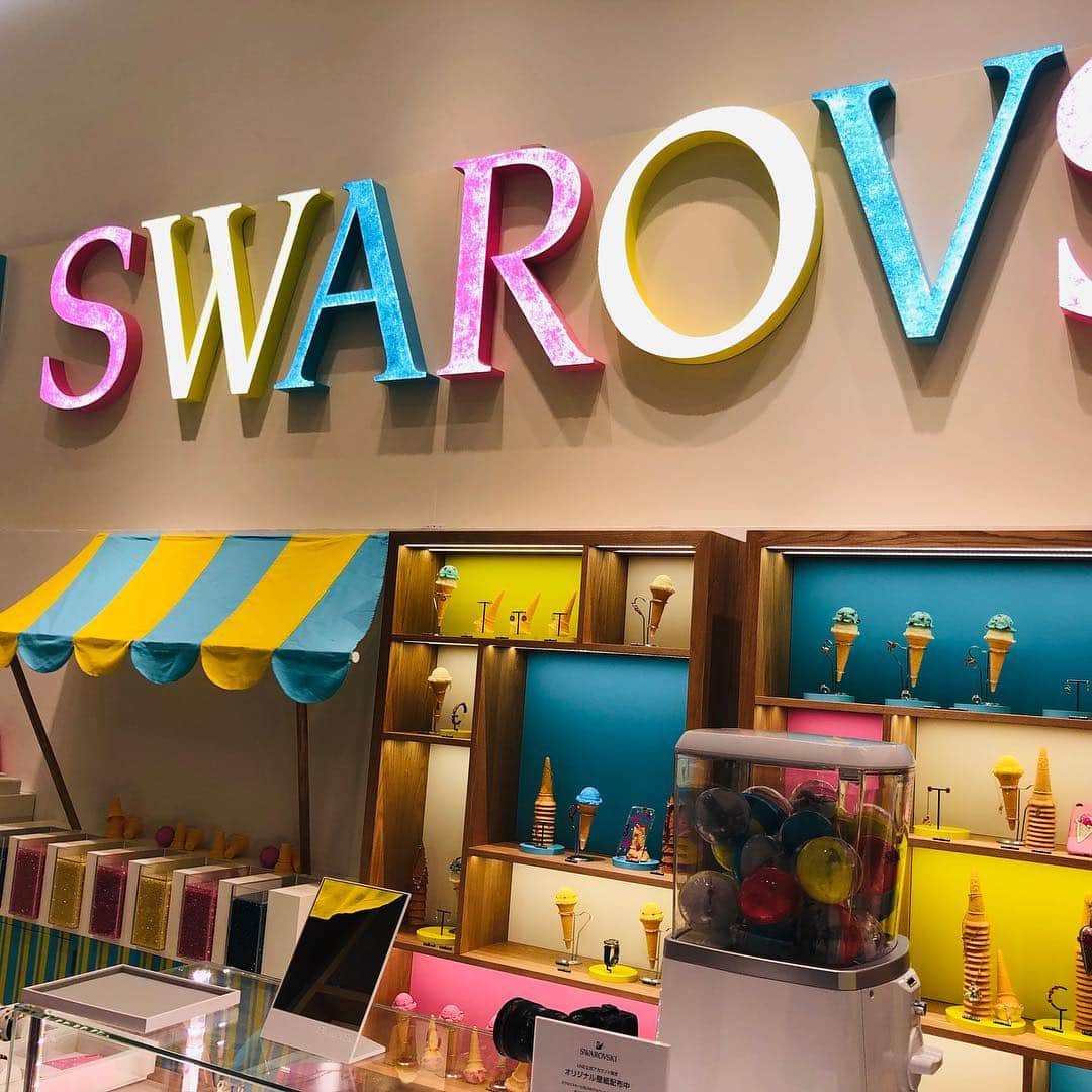 大桑マイミのインスタグラム：「一足お先にSWAROVSKI POP UP SHOP へ 行ってきました。 今までとガラッと変わったPOPな世界観で 可愛かった。 ジュエリーのモチーフにもアイスクリームやバナナ、カニ🦀などなど キラキラ〜 今日6/1-23までSWAROVSKIのPOP UPが表参道ヒルズで開催されています。 　@SWAROVSKI 　#スワロフスキー表参道 　#スワロフスキージュエリー 　#followyourdesires」