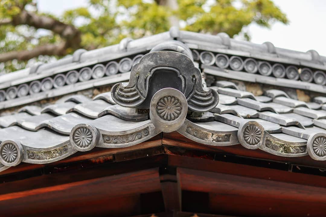 吉松育美さんのインスタグラム写真 - (吉松育美Instagram)「Beautiful tile art...👏 . . こーいう細部にわたる日本の建築って…好きだな～😊😮💕 . 今じゃもう作らないよねーきっと。歴史は大切にしなきゃだなと😯✨ . . #travel #photography #nature #travelphotography #lover #photooftheday #Kyoto #travelgram #picoftheday #kyotoimperialpalace #instatravel #beautiful #art #travelblogger #trip #adventure #instagram #landscape #like #photo #traveling #history #travelling #ig #Japanesegarden  #explore #japan」6月1日 6時58分 - ikumiyoshimatsu