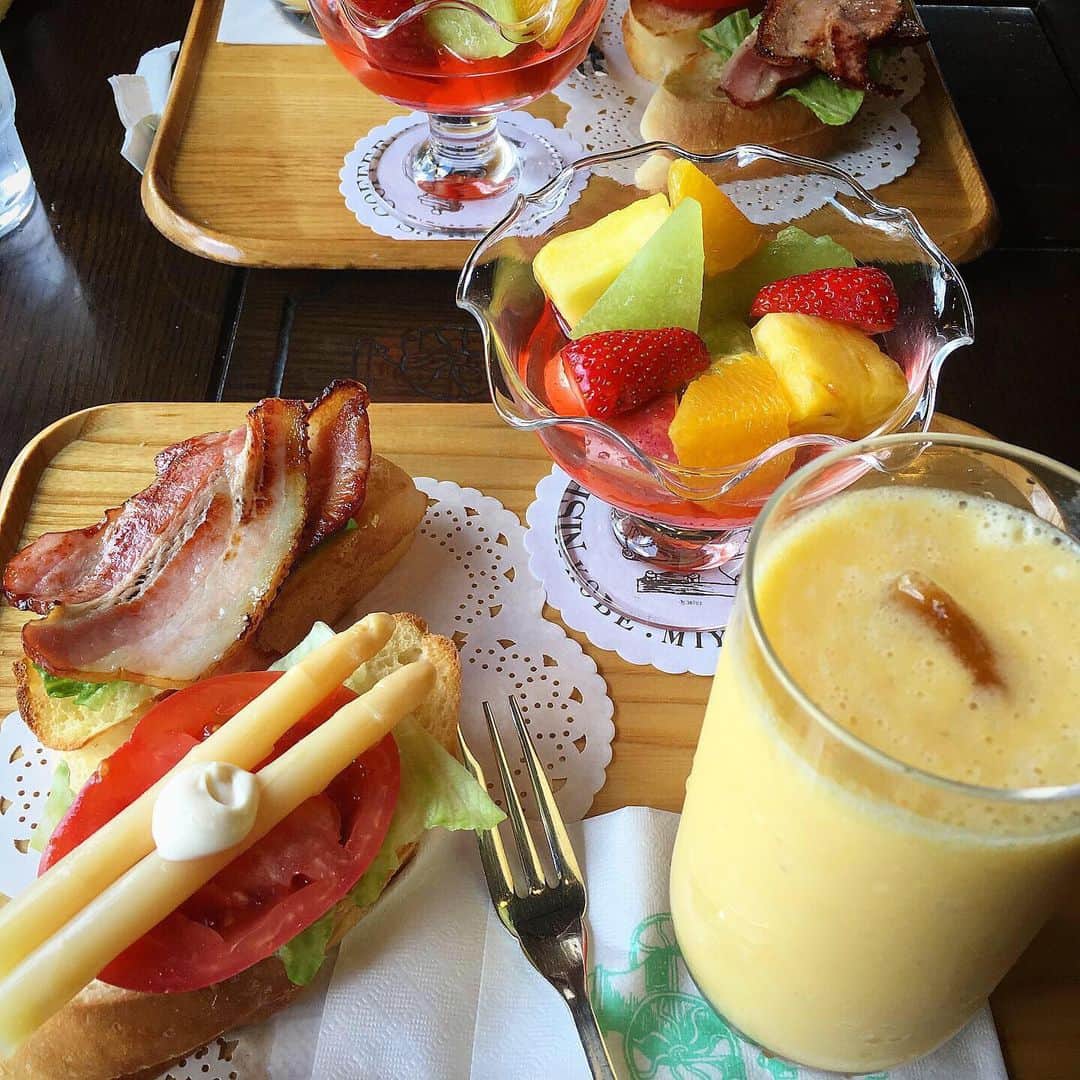 ecruのインスタグラム：「2019/06/01 (sat) おはようございます。 気付いたら6月になっていました😅 5月は、私も息子も体調が悪くて、病院ばかり。 楽しみにしていた予定も、いくつかキャンセルになり残念でした😢 ようやく復活の兆し…です！ ・ 写真は、朝ご飯いろいろ🍴 今月は、元気に過ごしたいです。 ・ #おはようございます #goodmorning #モーニング #朝食 #breakfast #にしむら珈琲 #朝ご飯 #kobe #gon_food」